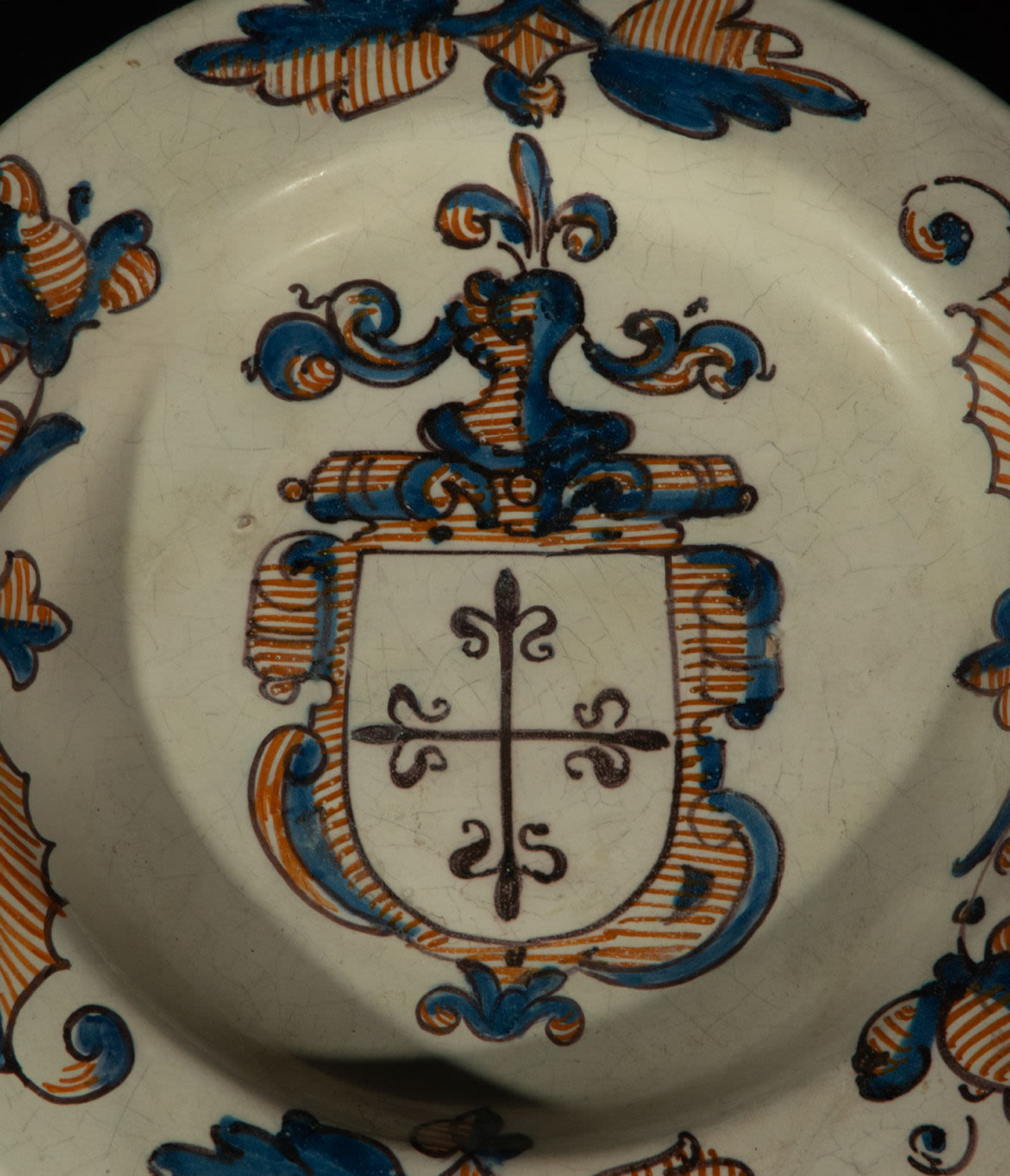 Talavera ceramic plate with Carmelite shield, 17th century - Image 2 of 3