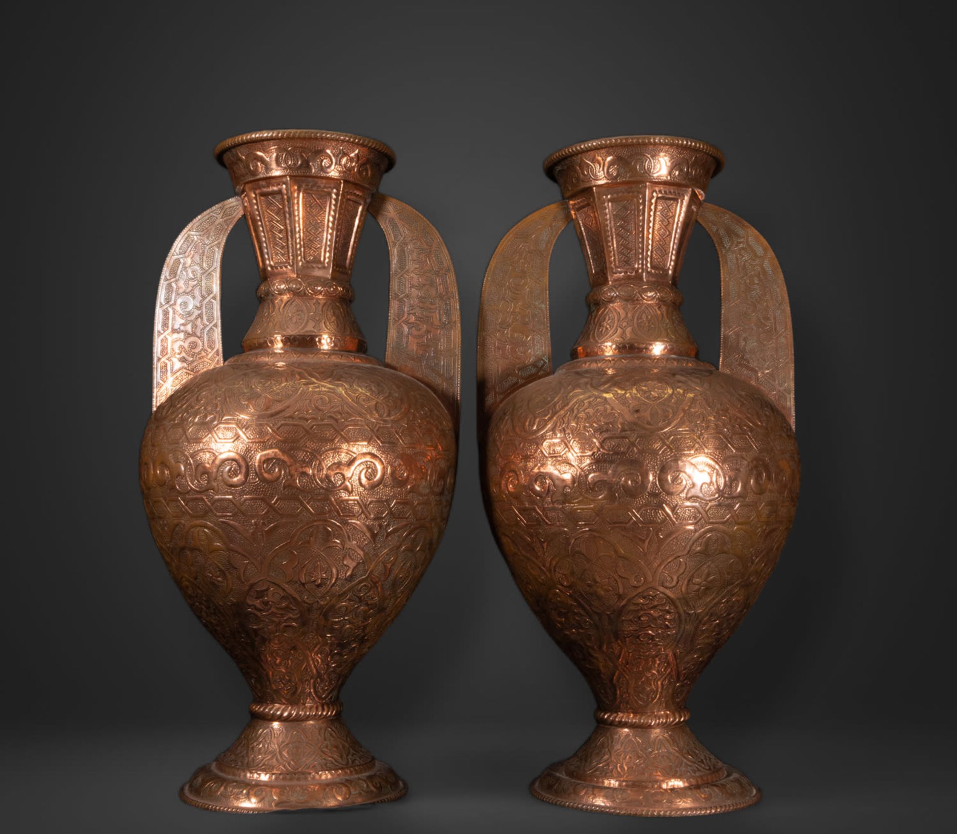 Pair of Large Embossed Copper Vases in the "Alhambra" style, Andalusian Granada work from the 19th c - Bild 2 aus 10