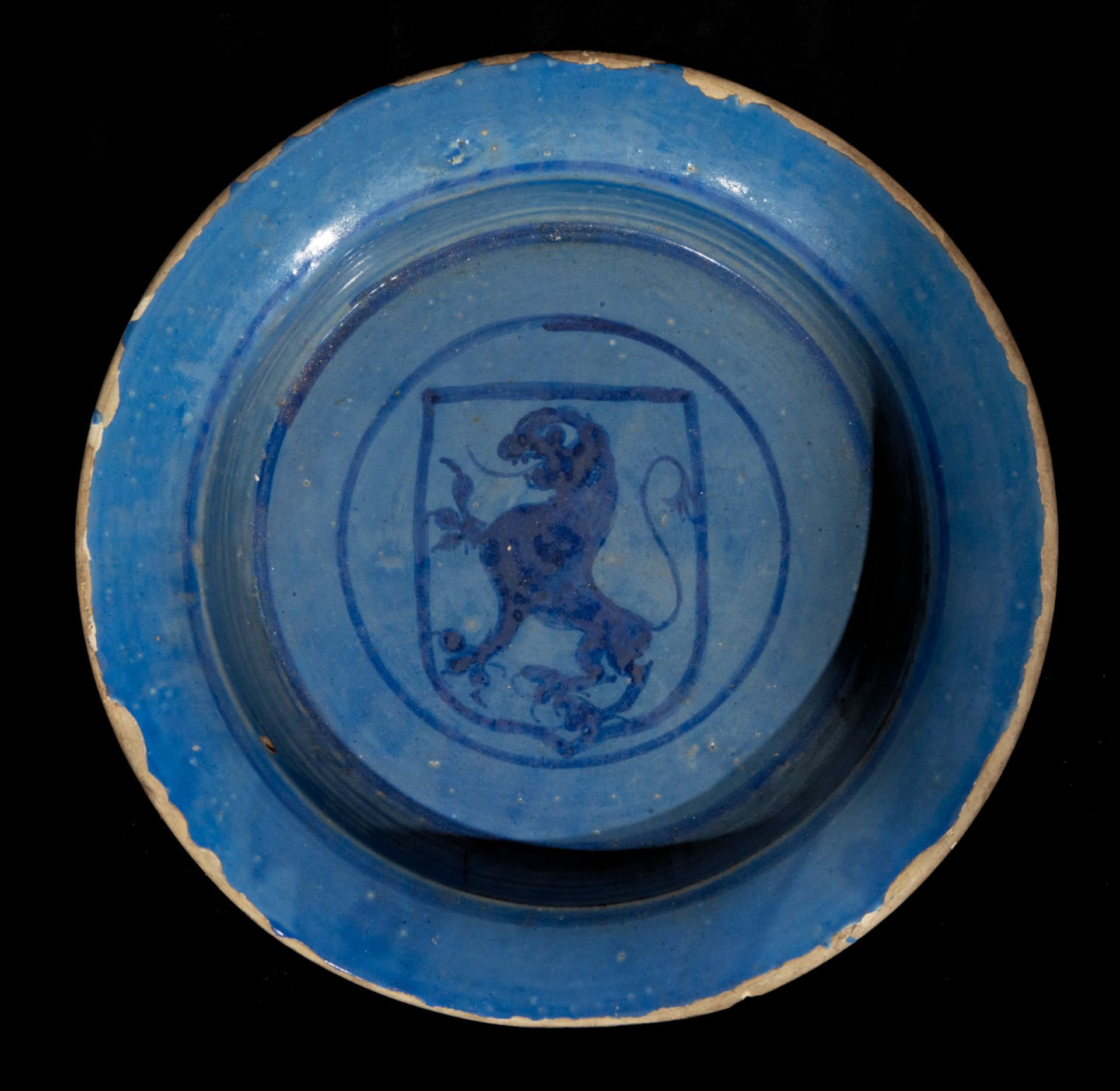Spectacular Large Plate in enameled blue from Manises with Lion rampant from the 16th century
