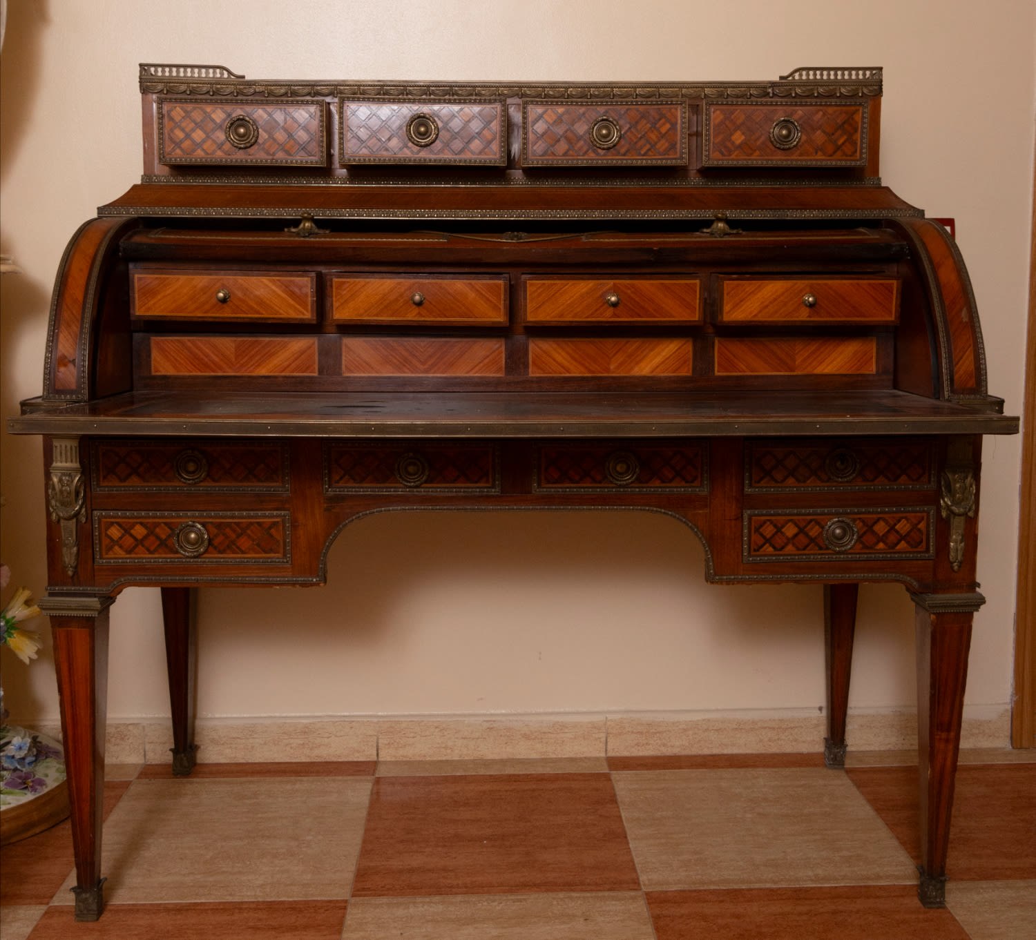 Precious "Bureau a Plat" with Bourbon shield in marquetry from the beginning of the 20th century to  - Image 4 of 6