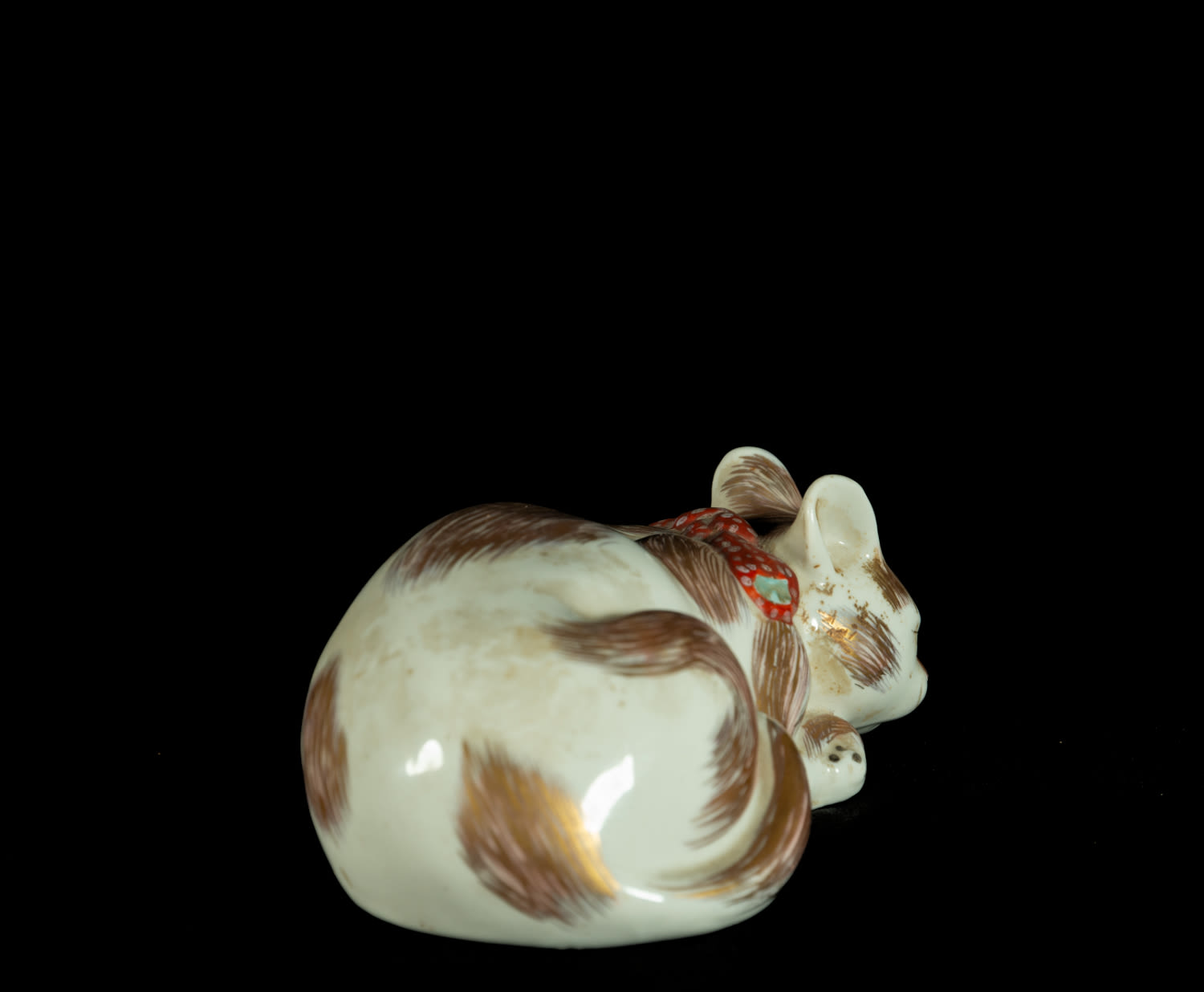 Reclining Cat Okimono in Japanese Satsuma porcelain, Meiji Period, 19th century Japanese work - Image 3 of 4