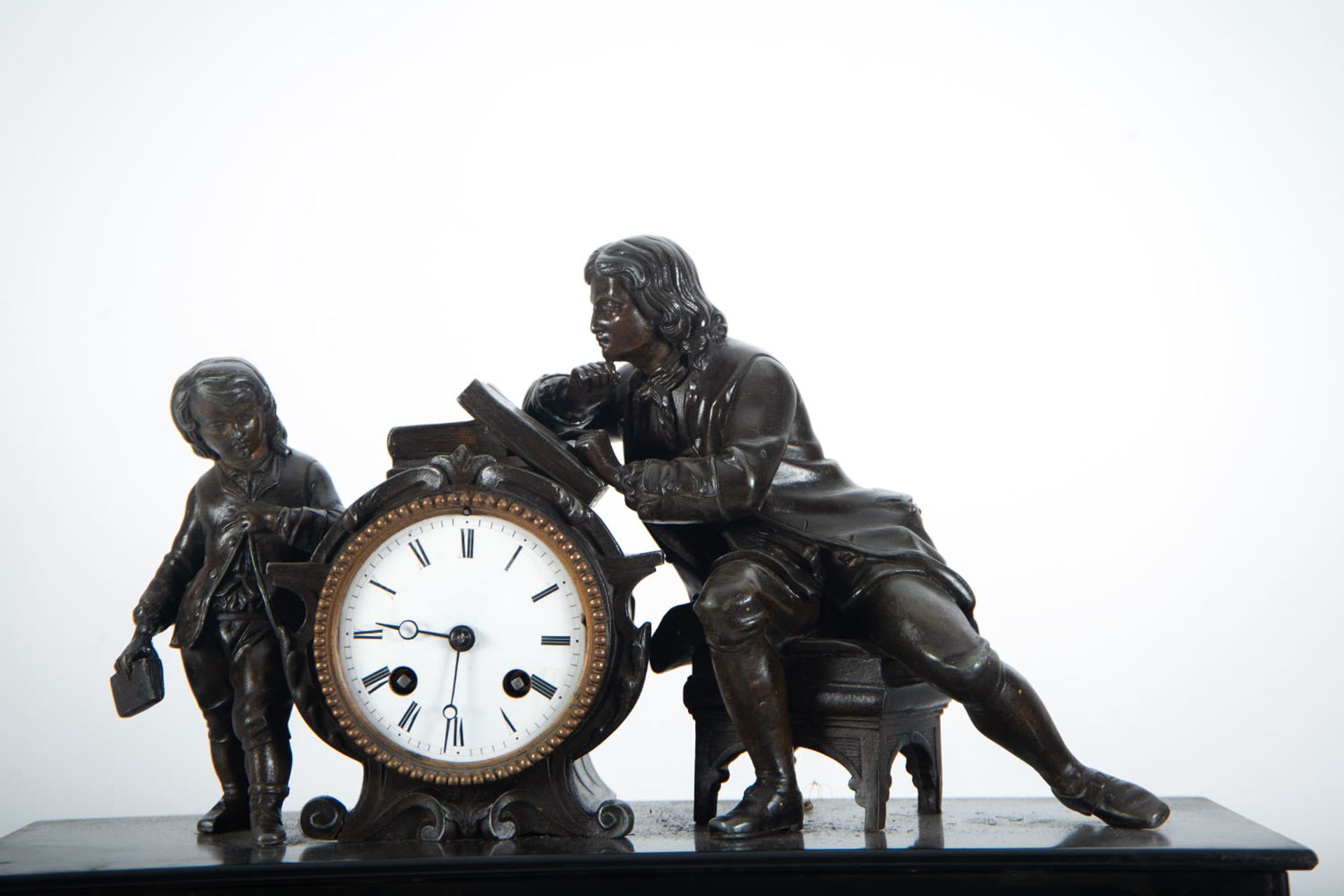 Neoclassical style clock in marble and calamine representing a reading lesson, late 19th century - Image 2 of 4