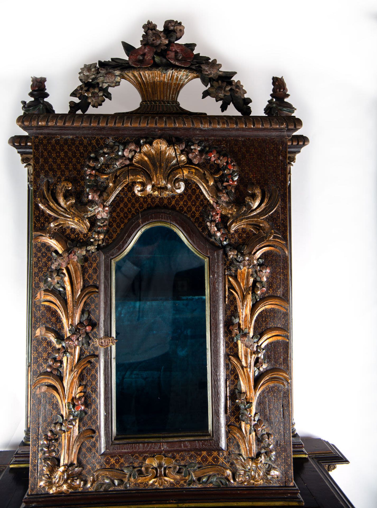 Hand-painted Florentine console cabinet with flower garland motifs topped with a pair of polychrome  - Image 2 of 8