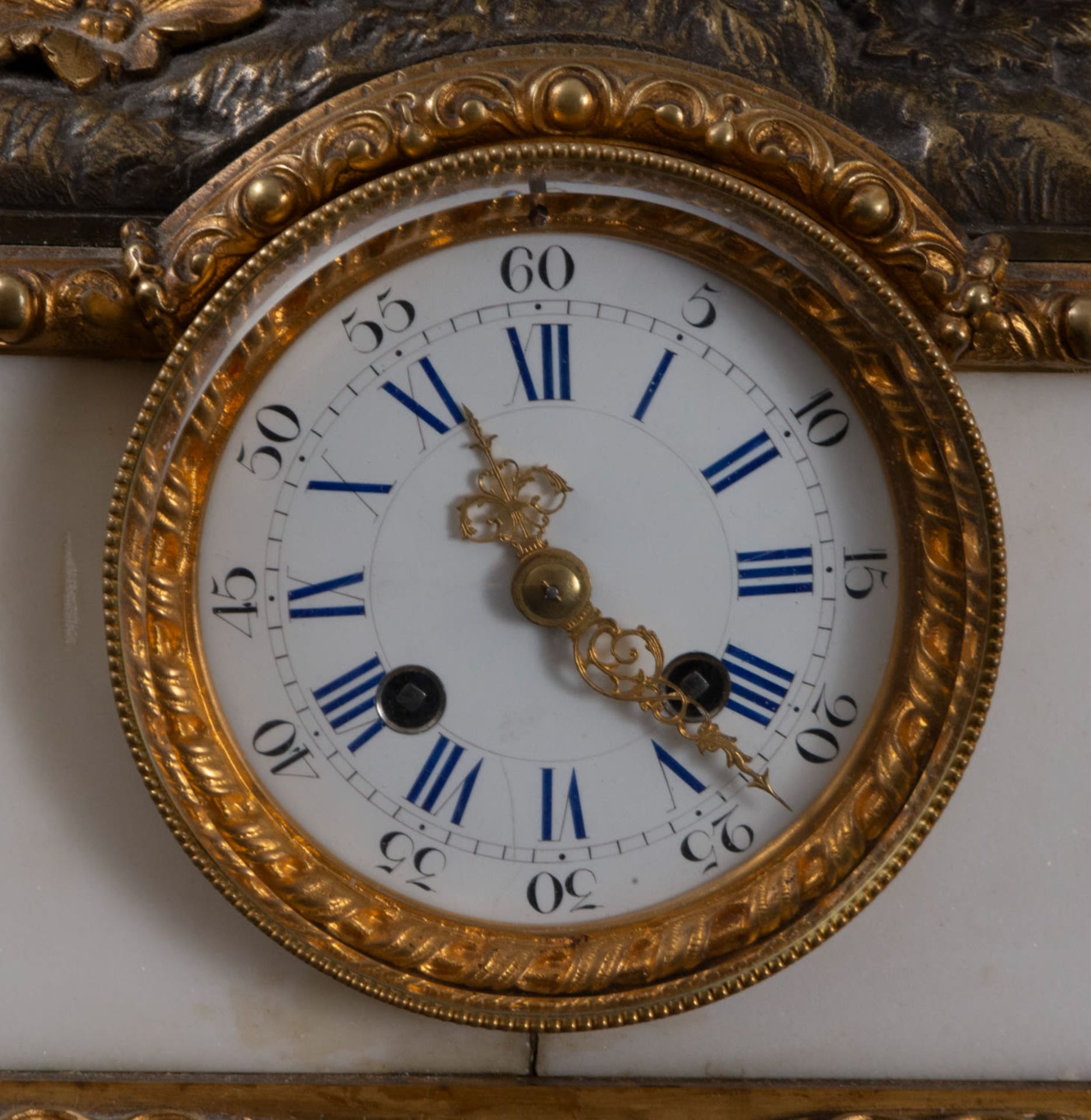 Bronze and white marble clock crowned by a little angel, 19th century - Bild 3 aus 6