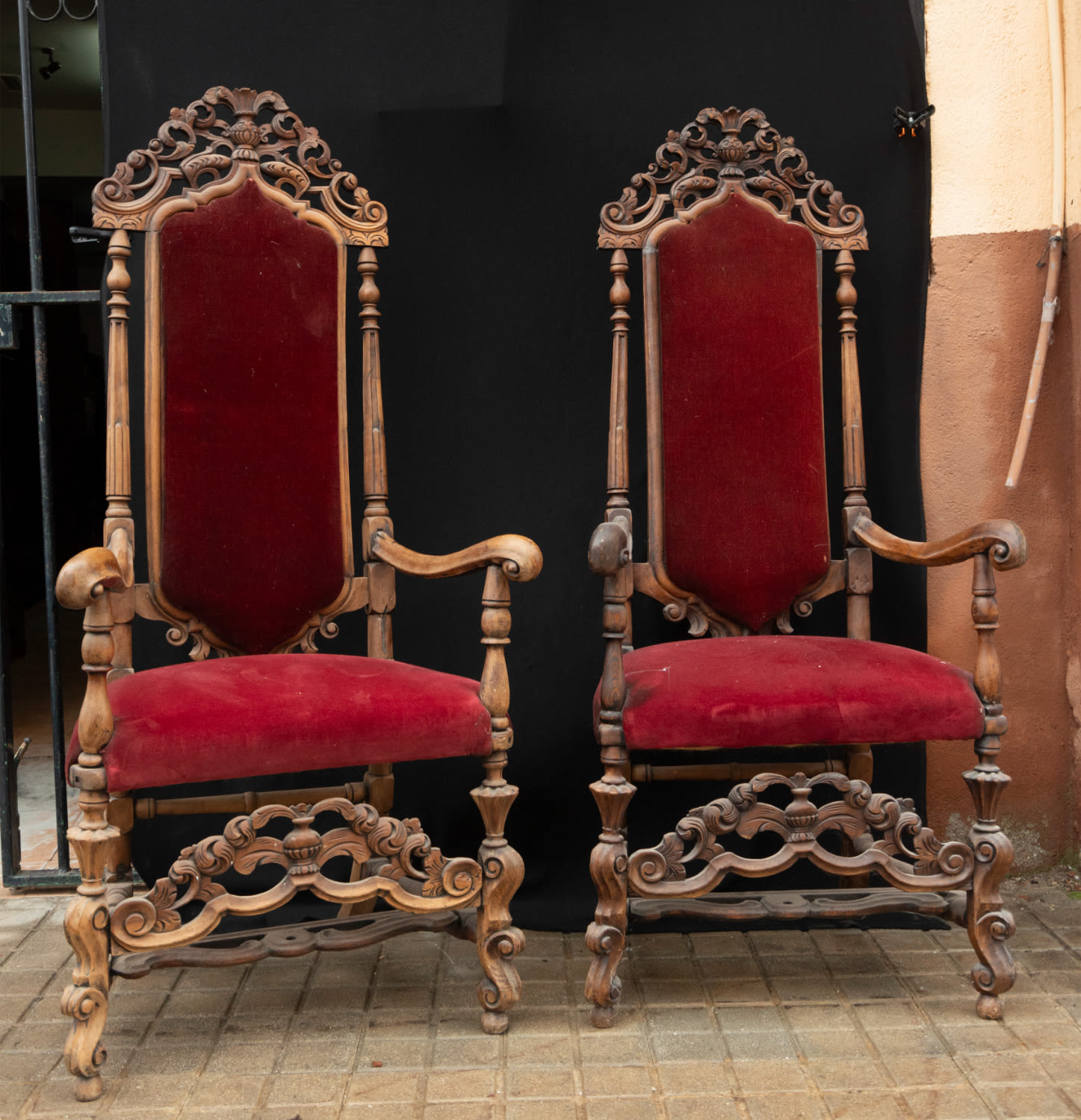 Pair of walnut armchairs from the 18th century.