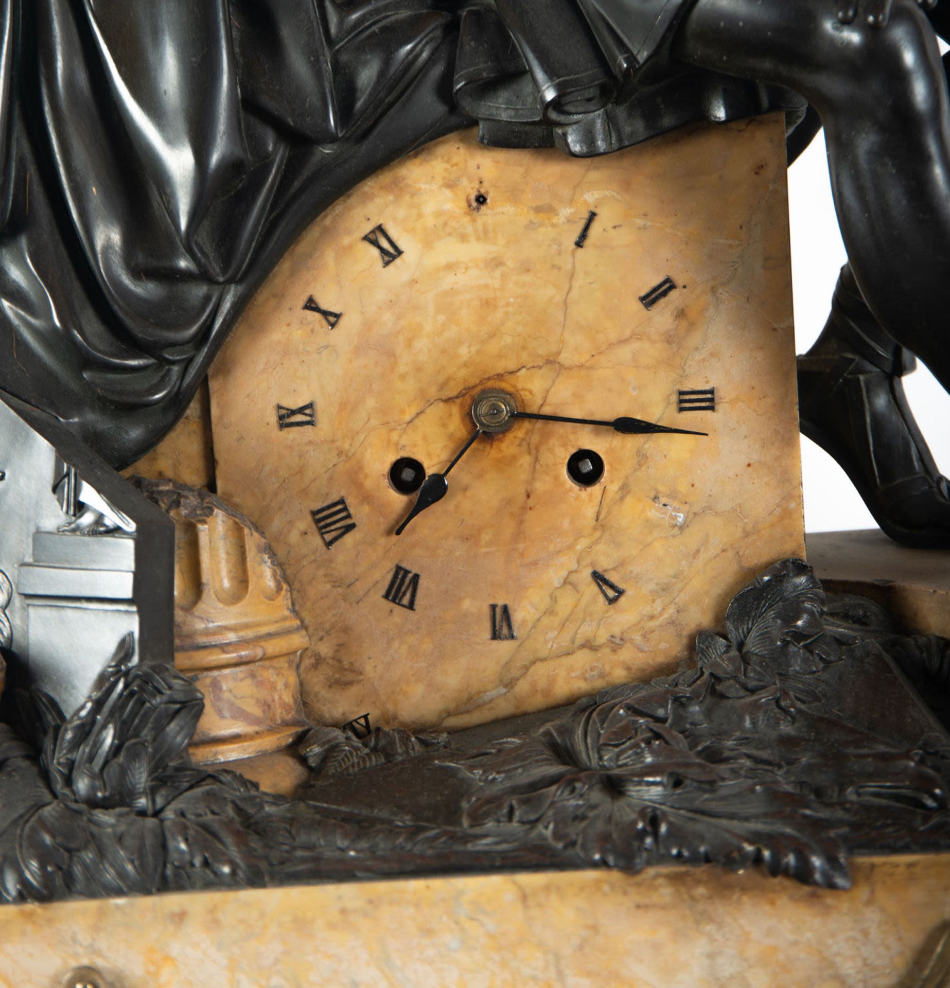 Empire style clock in patinated bronze and Aleppo marble depicting a Roman officer, 19th century - Image 6 of 10