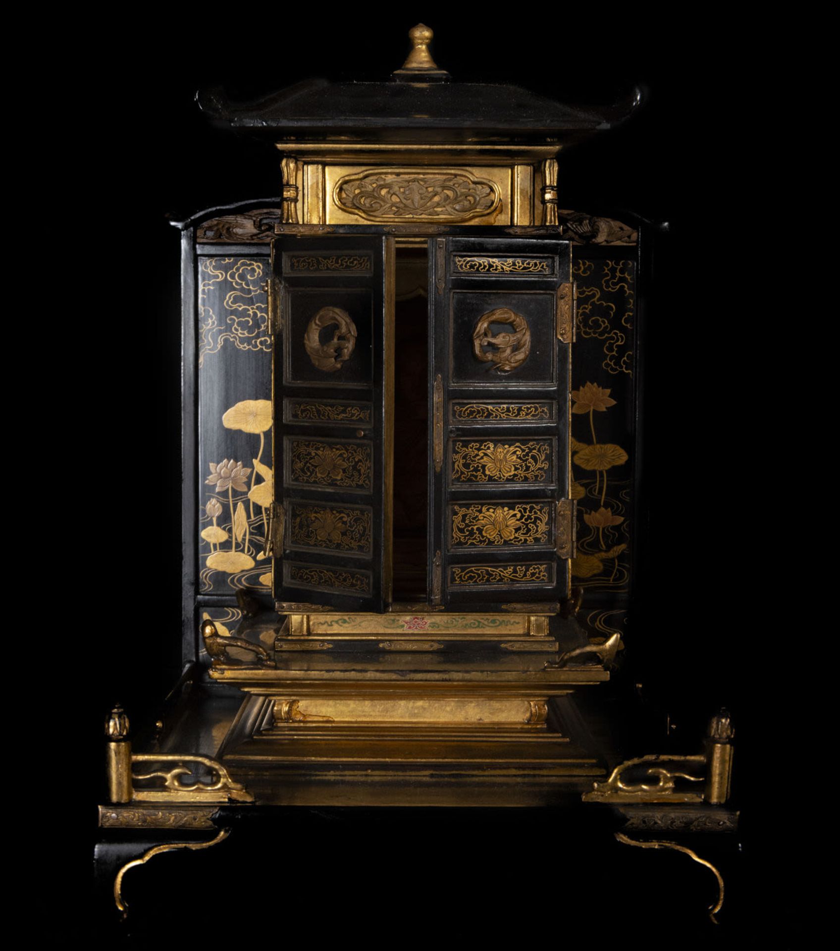 Beautiful Japanese Meiji cabinet with Buddha in lacquered and gilded wood, 19th century