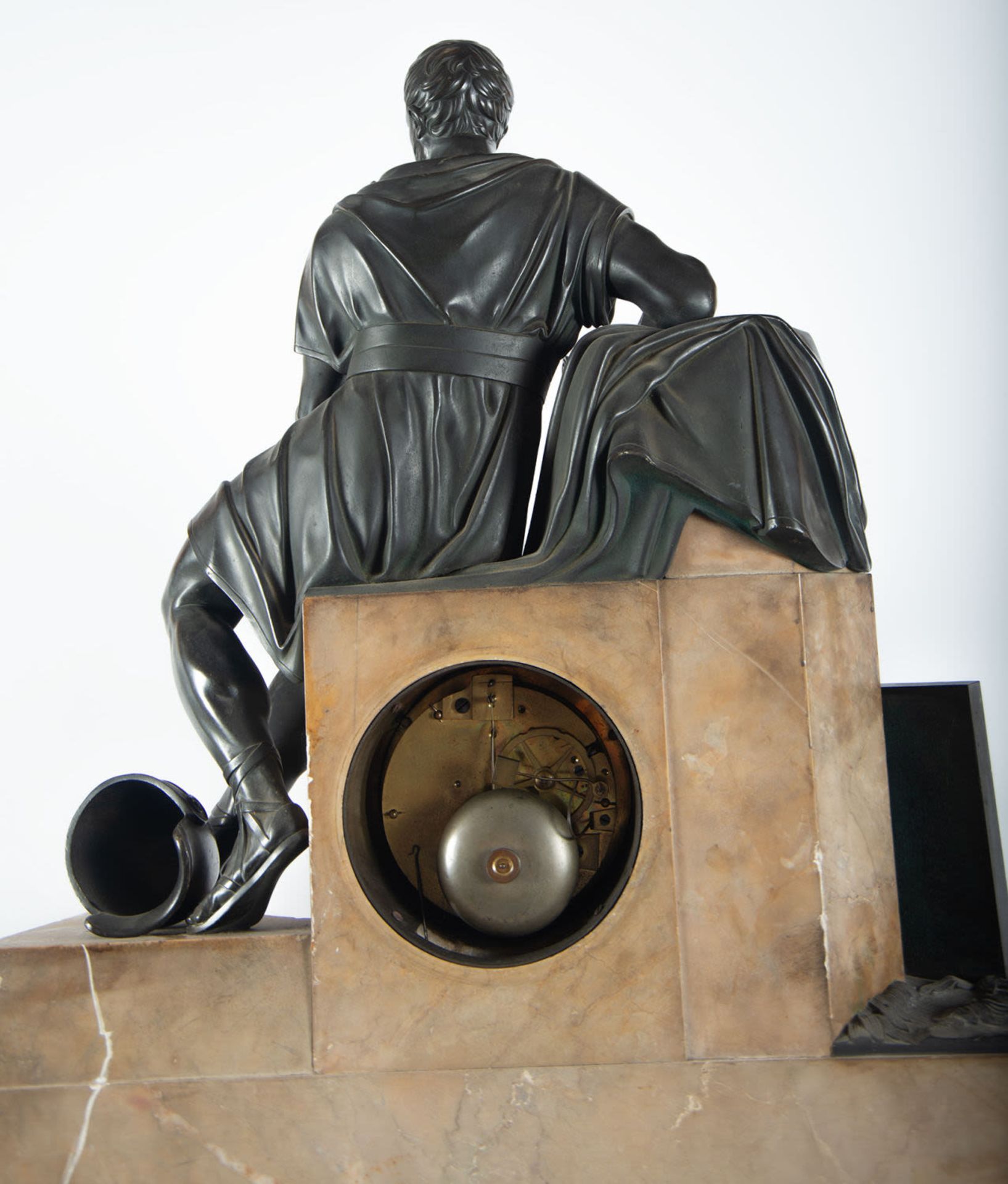 Empire style clock in patinated bronze and Aleppo marble depicting a Roman officer, 19th century - Image 9 of 10