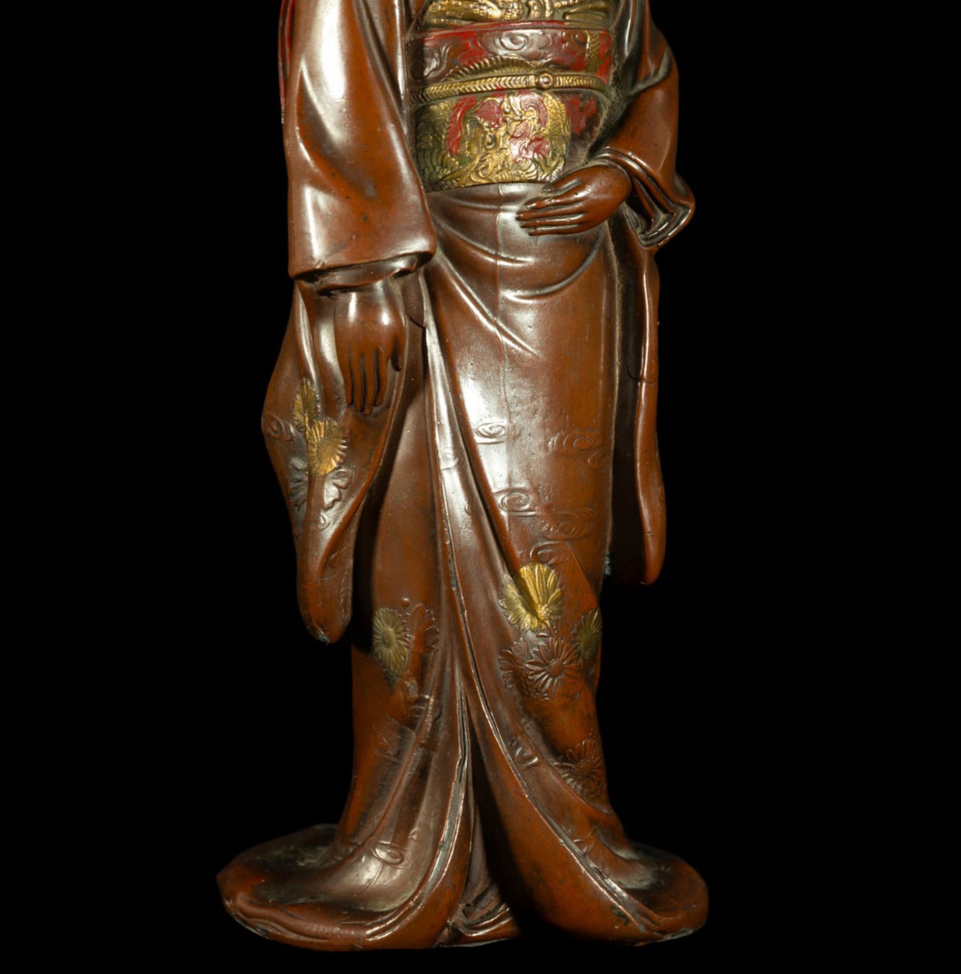 Exquisite Japanese Meiji Geisha in carved and gold-gilt "repoussé" copper, 19th century - Image 6 of 7