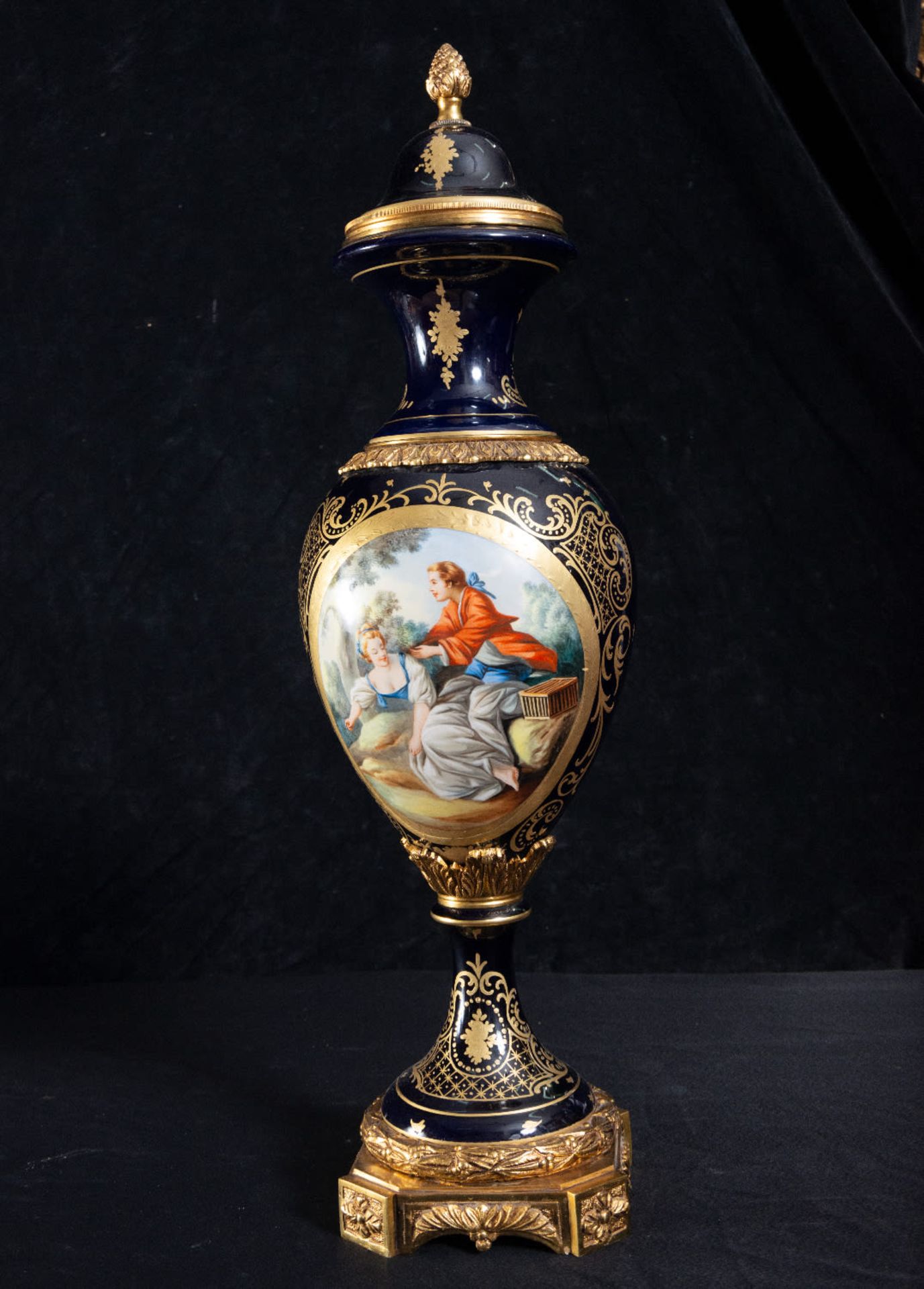Great pair of French porcelain vases "Sevres Blue", mounted in gilt bronze, late 19th century - Image 5 of 6