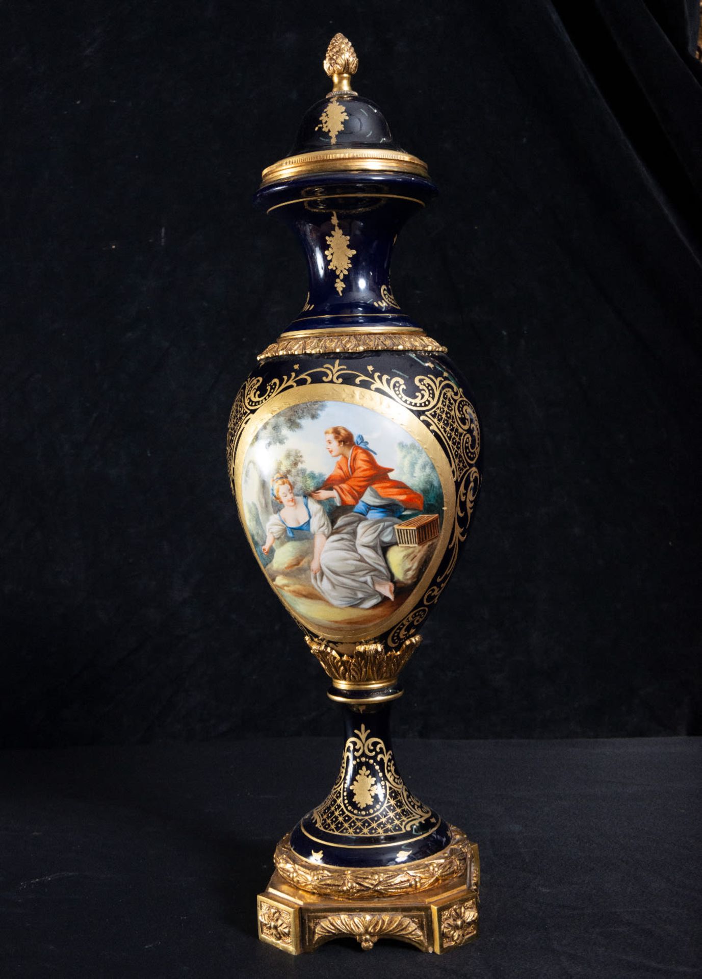 Great pair of French porcelain vases "Sevres Blue", mounted in gilt bronze, late 19th century - Bild 5 aus 6