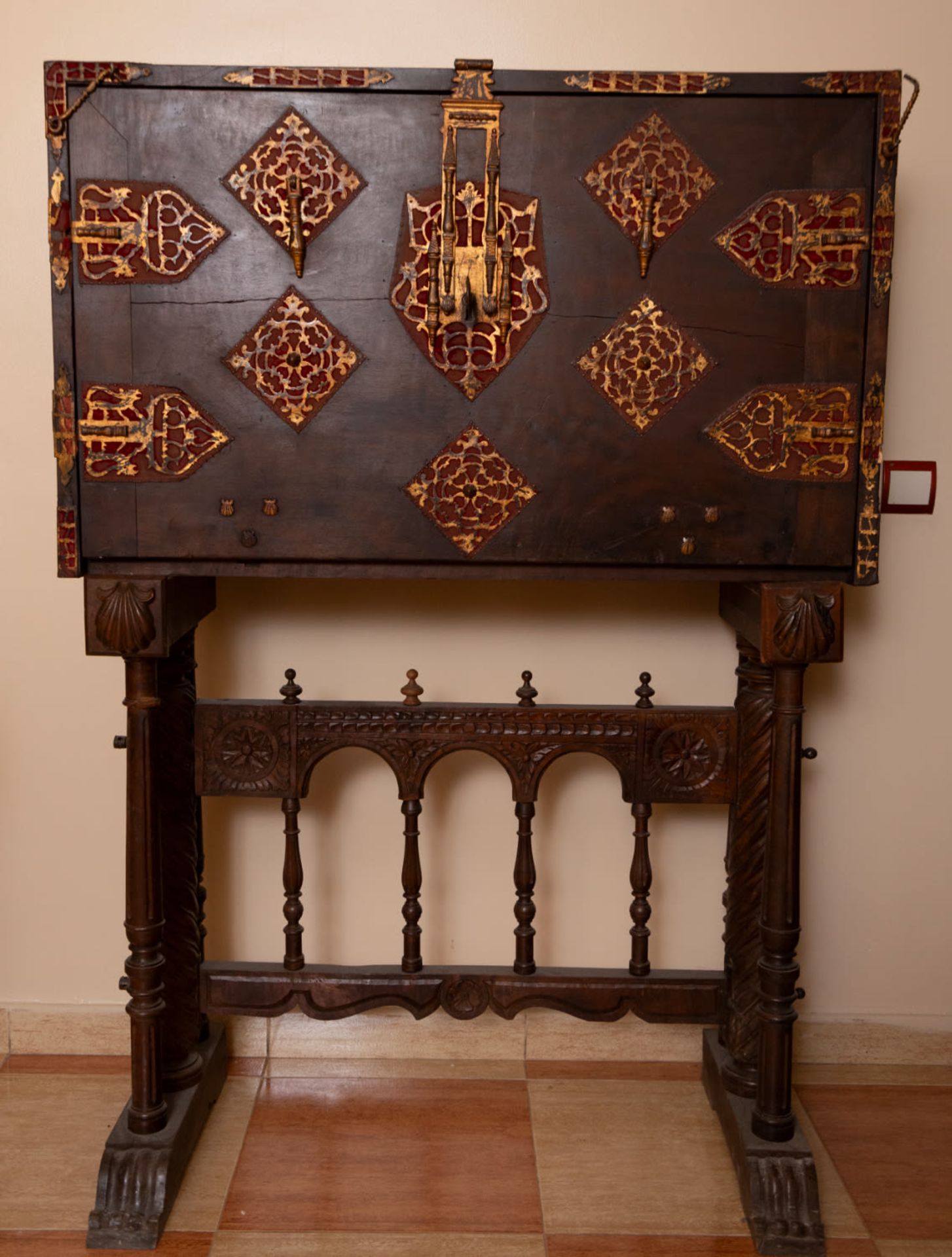 Important Spanish colonial Vargas Style "Bargueño" Cabinet with table from the 17th century early 18 - Bild 2 aus 7