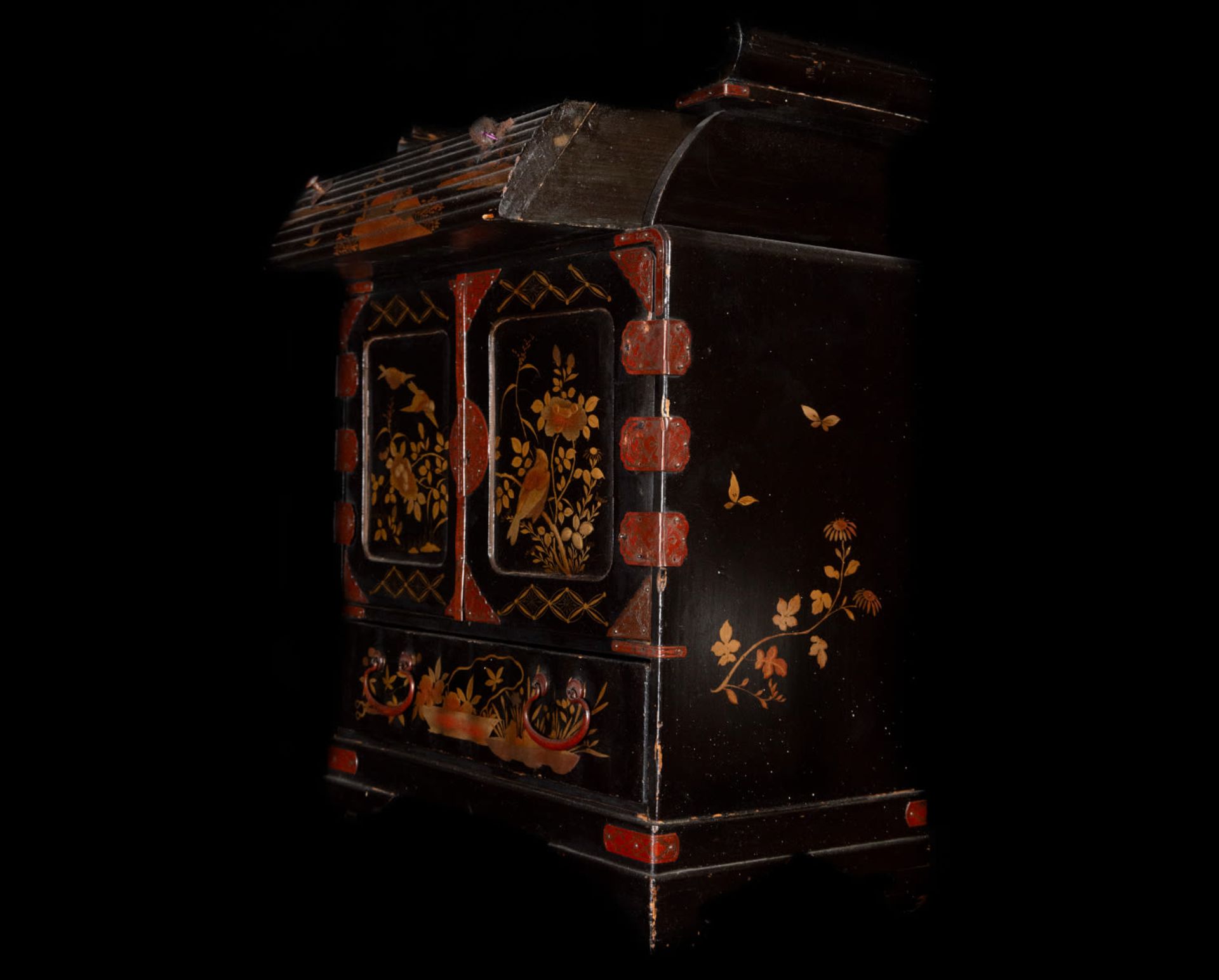 Exquisite Japanese Meiji tabletop cabinet in lacquered and gilded wood, 19th century - Image 7 of 8