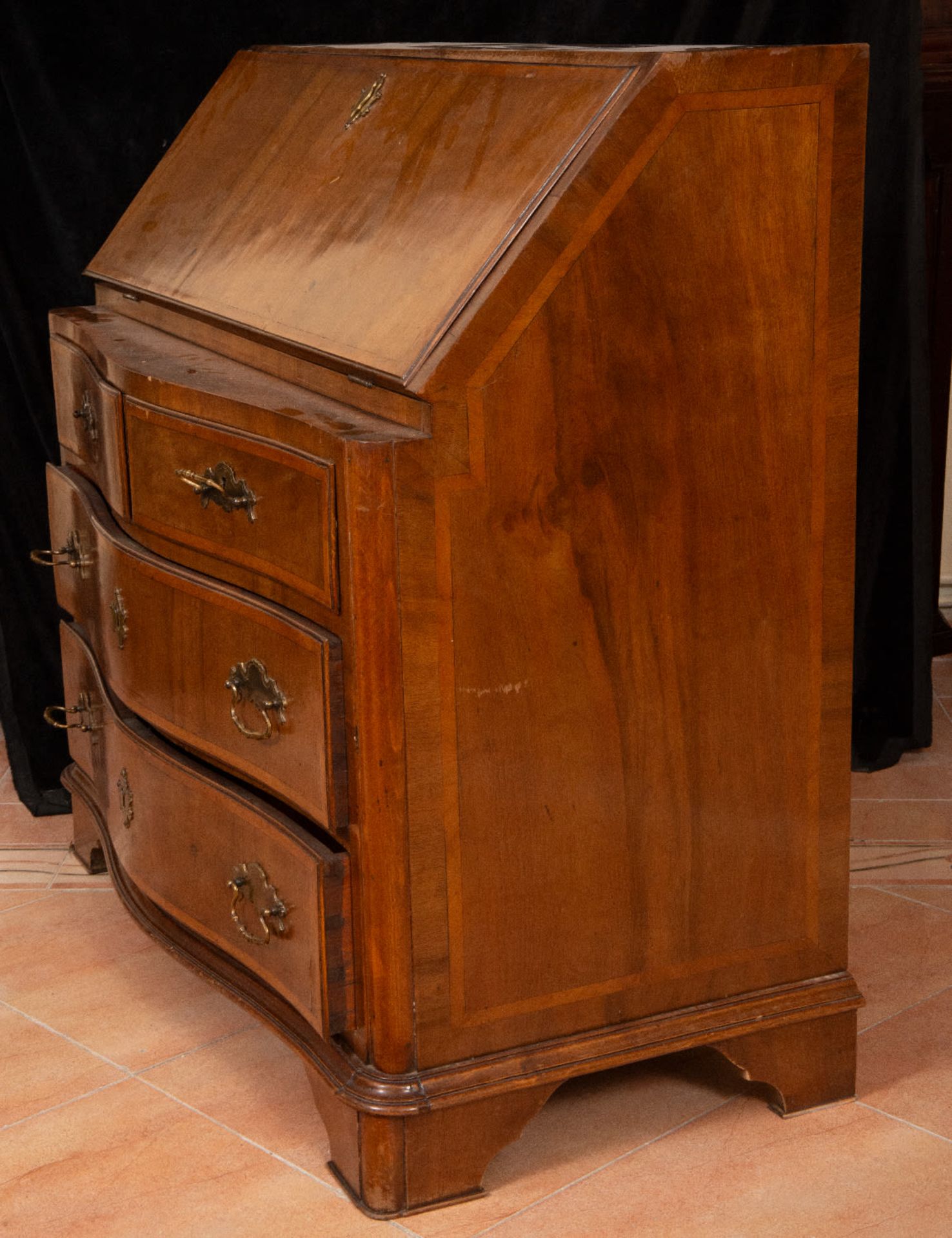 Bureau Carlos III - Carlos IV transition desk in oak wood and walnut and fruit marquetry, 18th centu - Bild 2 aus 4
