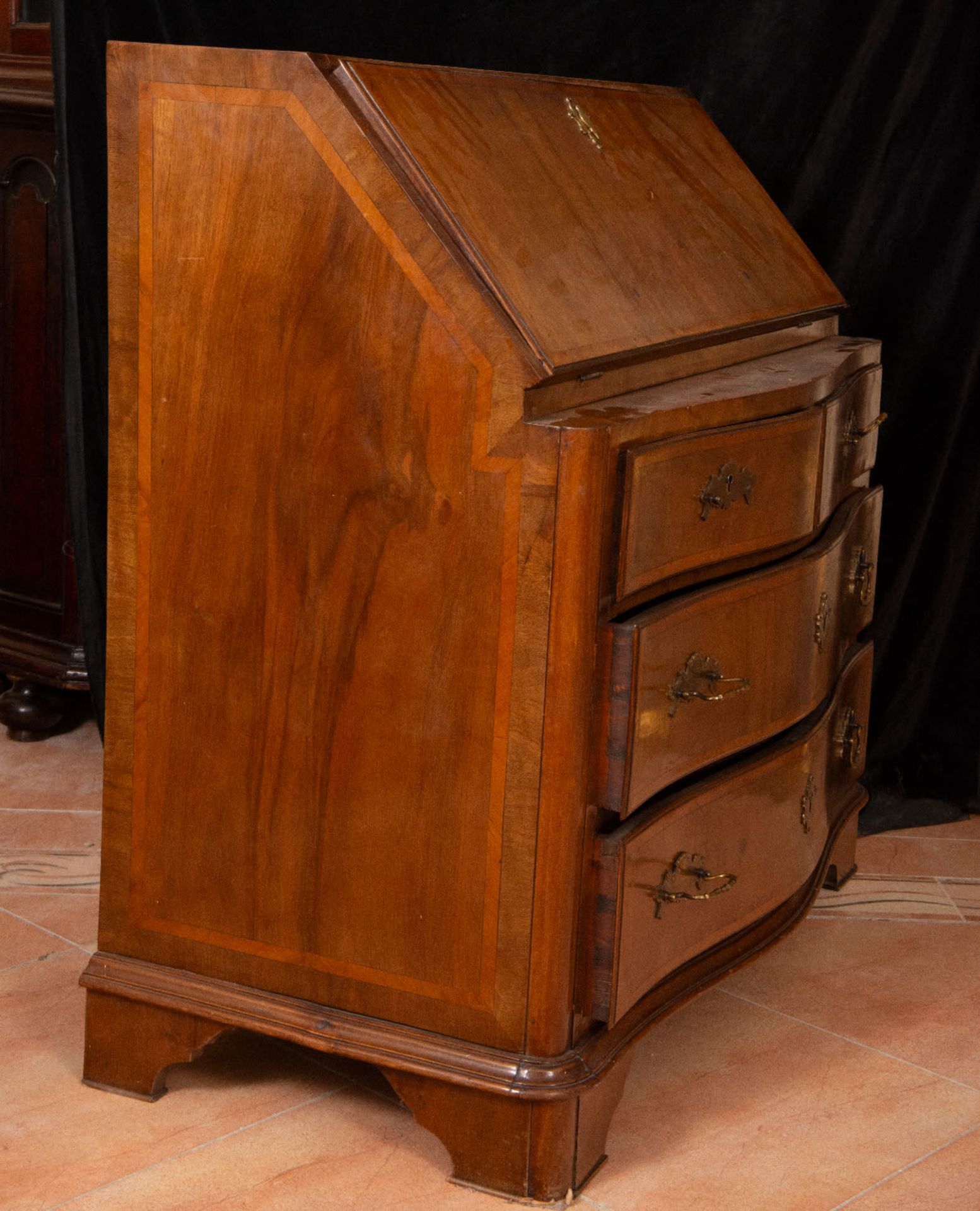 Bureau Carlos III - Carlos IV transition desk in oak wood and walnut and fruit marquetry, 18th centu - Bild 3 aus 4