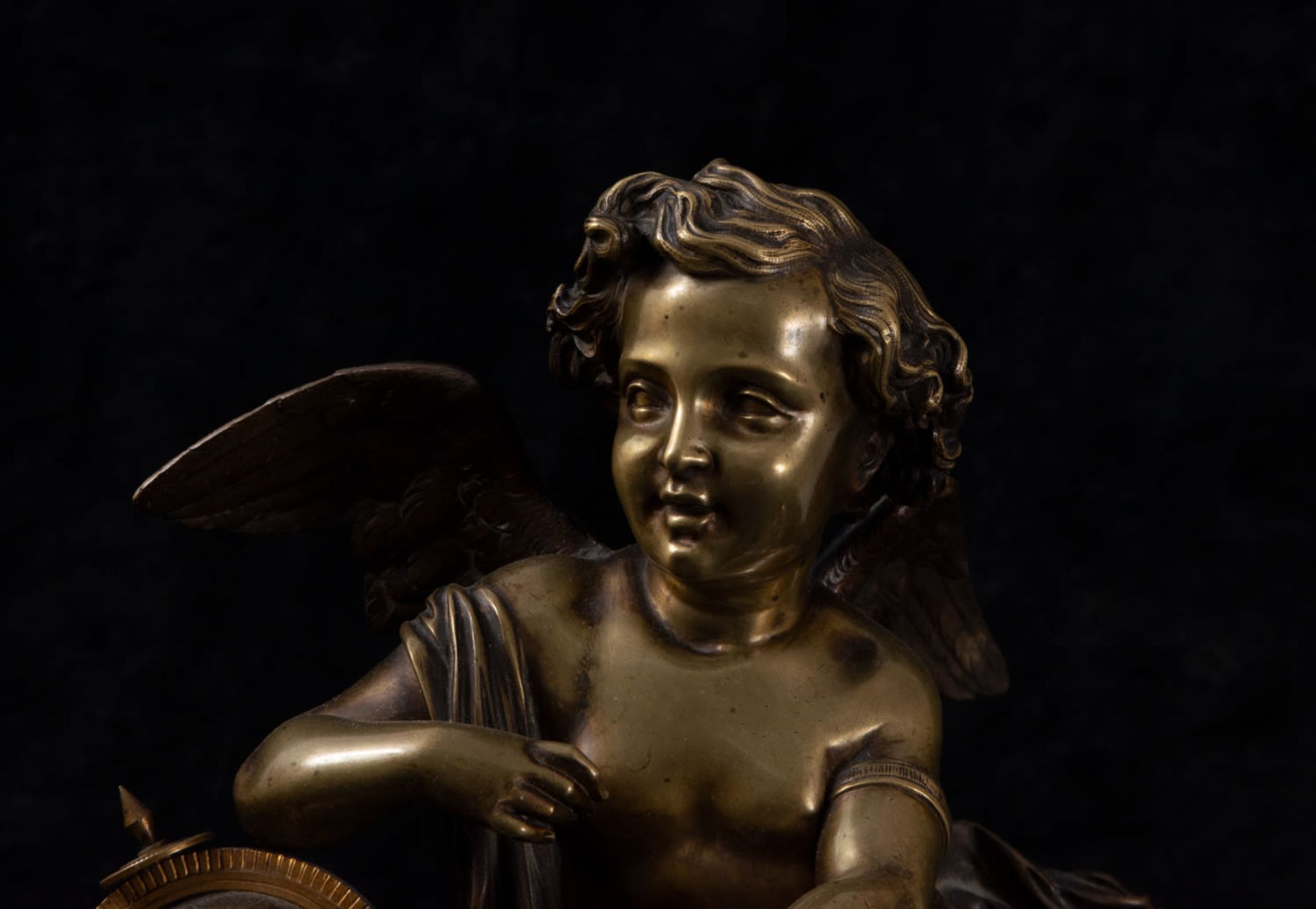 Bronze and white marble clock crowned by a little angel, 19th century - Bild 2 aus 6