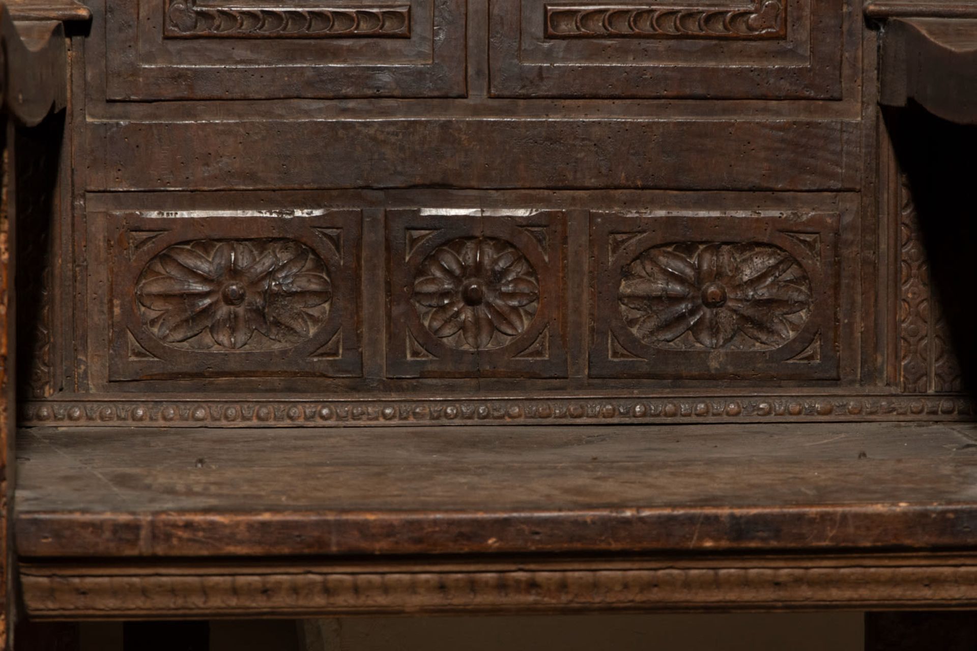 Late Gothic early 16th century Escorial Spanish style choir bench, in oak - Image 4 of 4