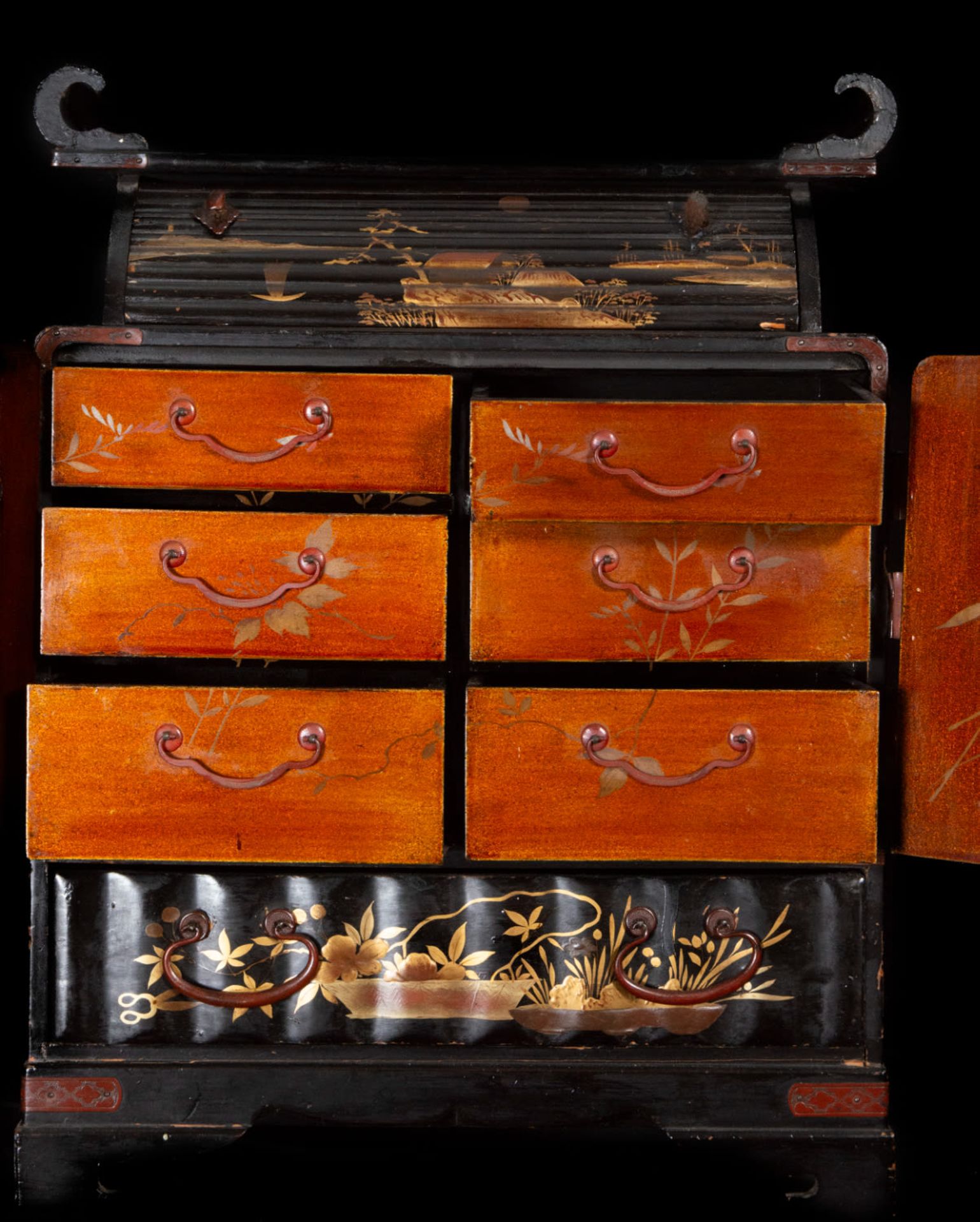 Exquisite Japanese Meiji tabletop cabinet in lacquered and gilded wood, 19th century - Bild 5 aus 8