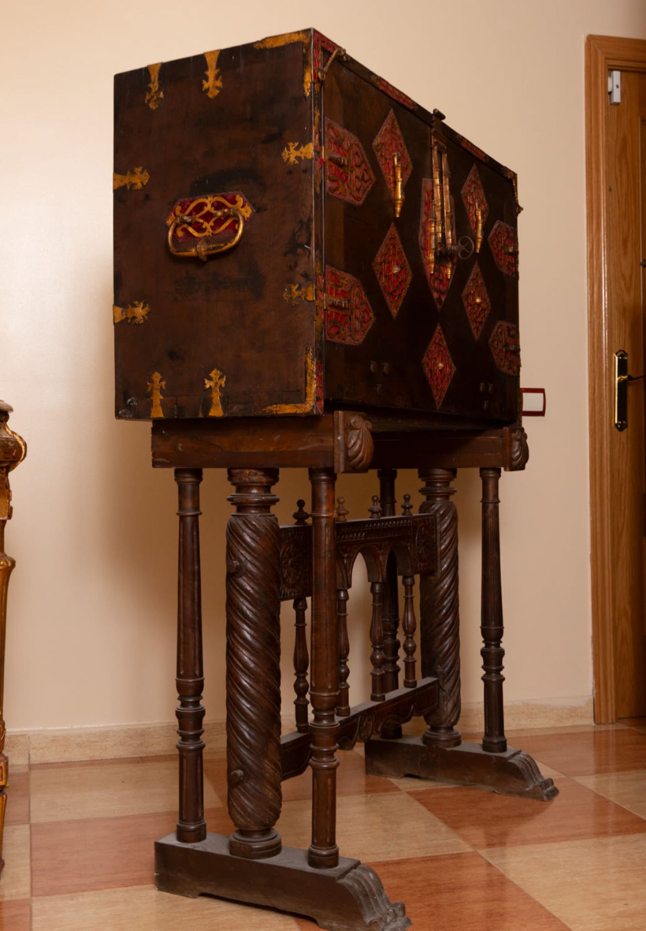 Important Spanish colonial Vargas Style "Bargueño" Cabinet with table from the 17th century early 18 - Bild 6 aus 7