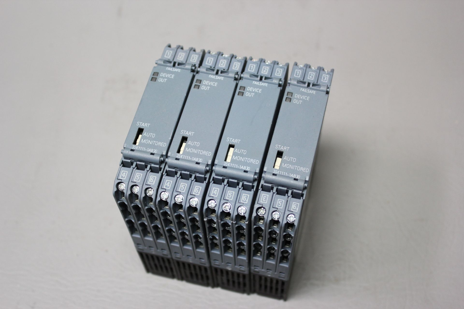 LOT OF 4 SIEMENS SAFETY RELAYS