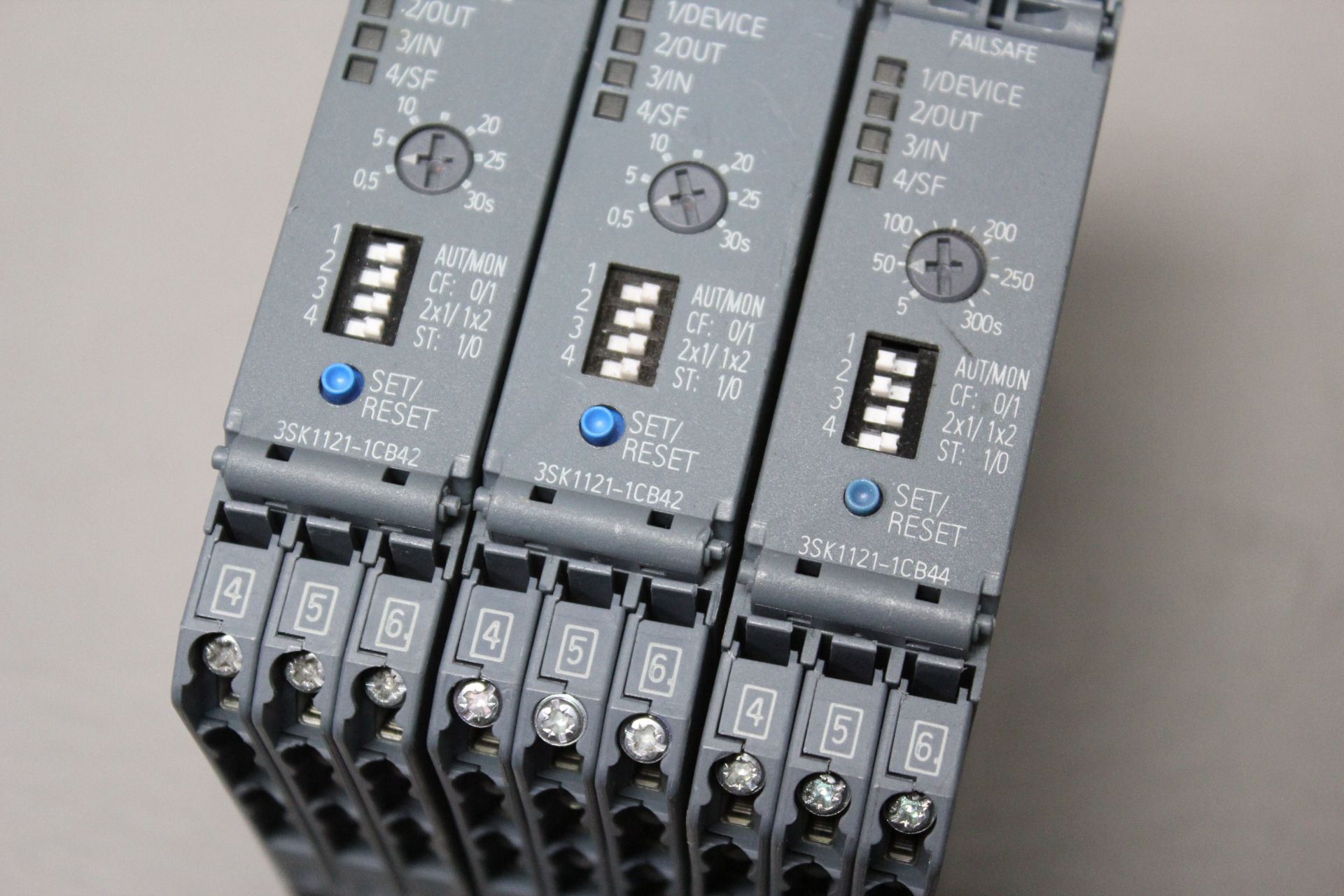 3 SIEMENS SAFETY RELAYS - Image 2 of 2
