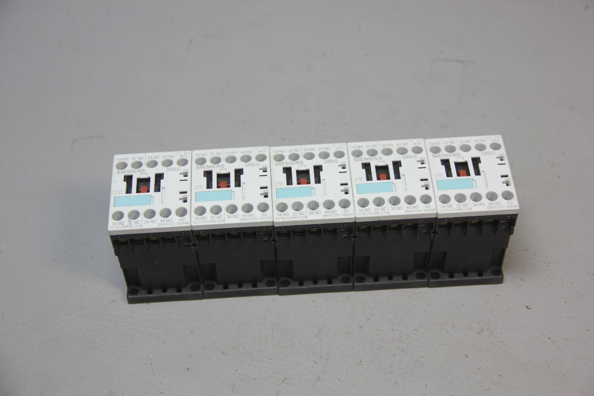 5 UNUSED SIEMENS CONTACTOR RELAYS