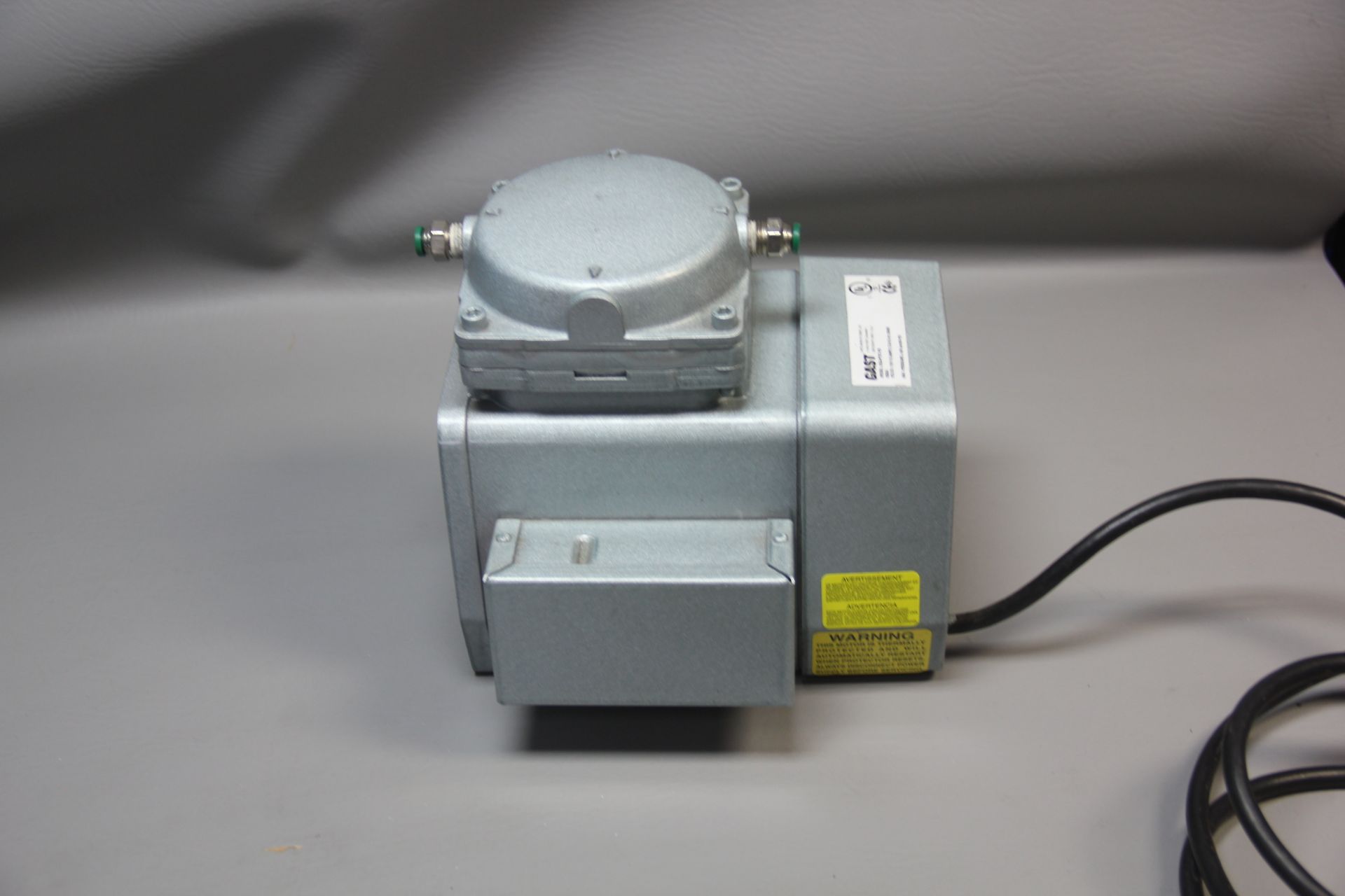 GAST VACUUM PUMP - Image 4 of 5