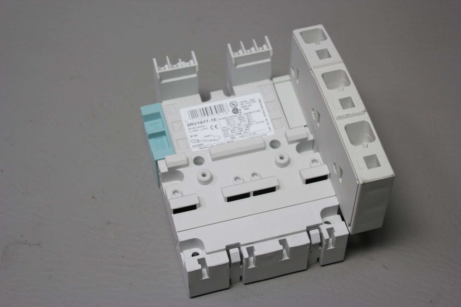 UNUSED SIEMENS 3 PHASE DUAL CURCUIT BREAKER BUSBAR