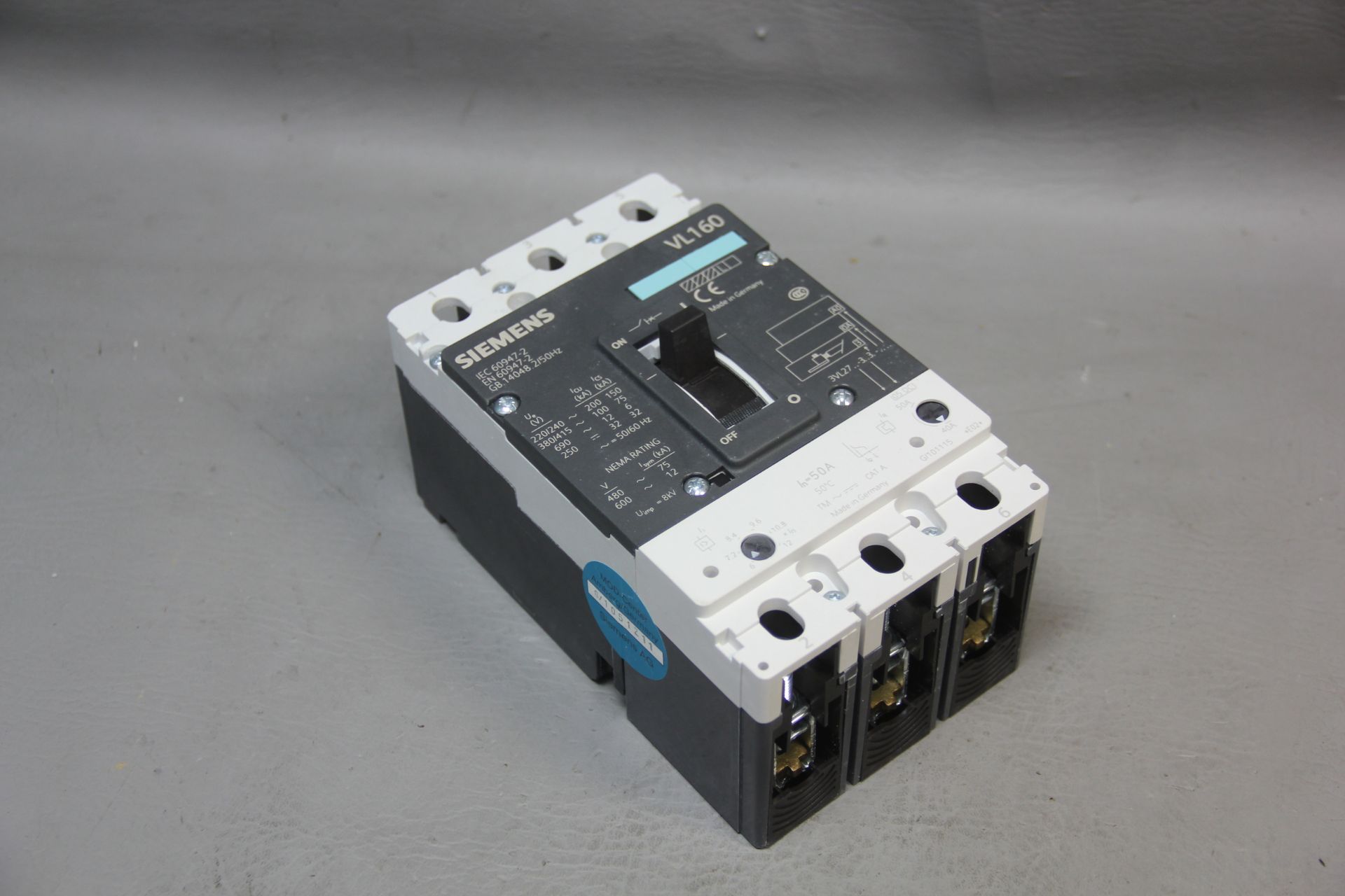 UNUSED SIEMENS VL160 CIRCUIT BREAKER WITH TRIP UNIT