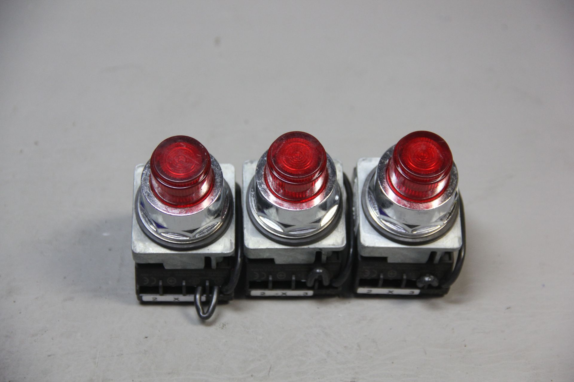 3 UNUSED SIEMENS HEAVY DUTY ILLUMINATED PUSHBUTTON