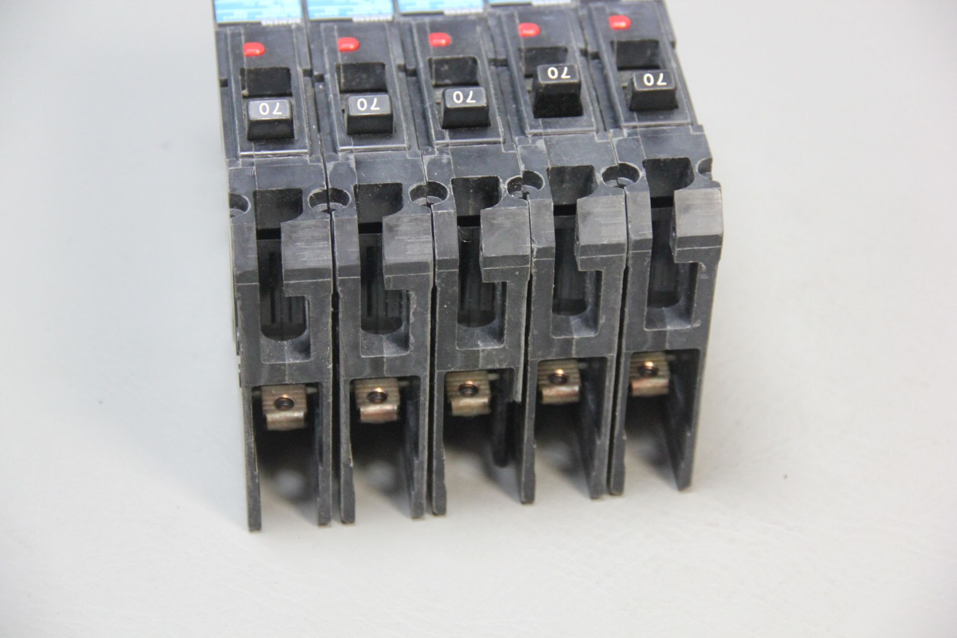 5 UNUSED SIEMENS 70A CIRCUIT BREAKERS - Image 3 of 5