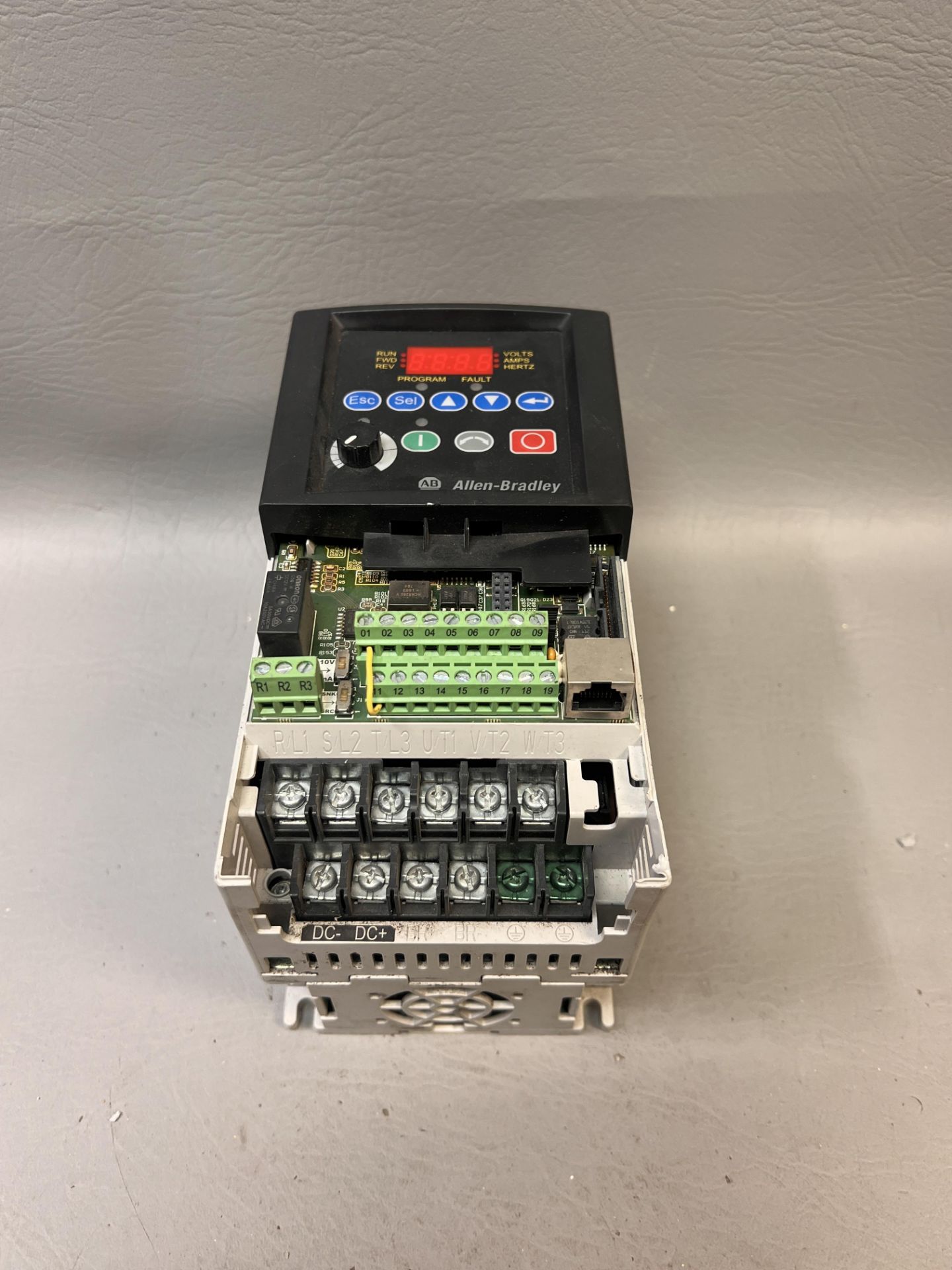 ALLEN BRADLEY POWERFLEX 40 AC DRIVE 2HP