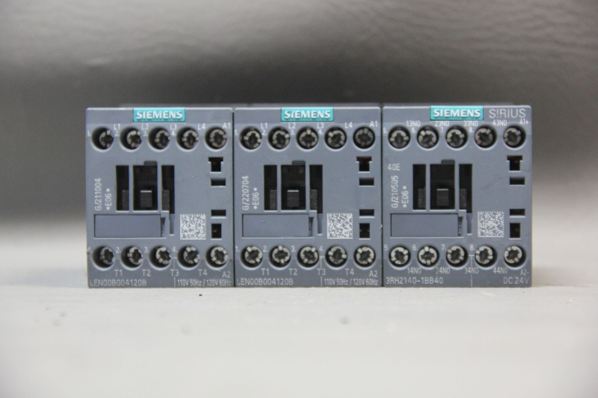 3 UNSUED SIEMENS LIGHTING CONTACTORS - Image 2 of 3