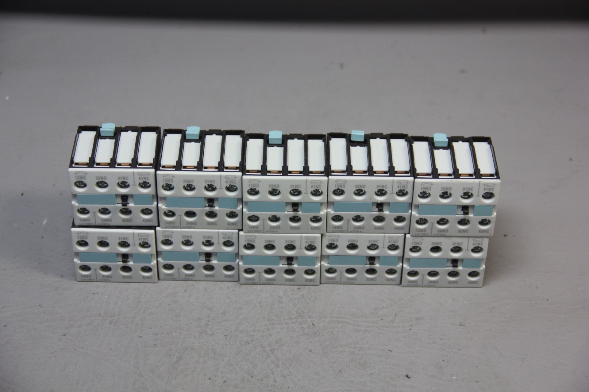 LOT OF UNUSED SIEMENS AUX SWITCHES