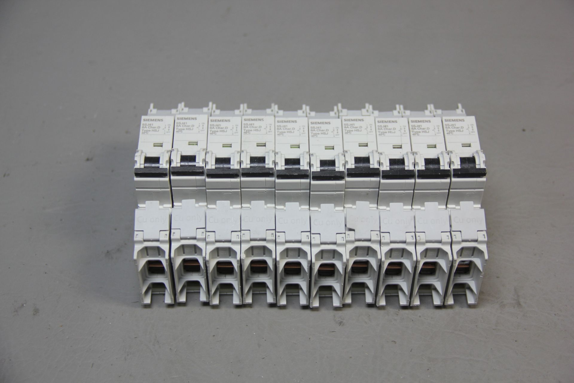 LOT OF UNUSED SIEMENS CIRCUIT BREAKERS