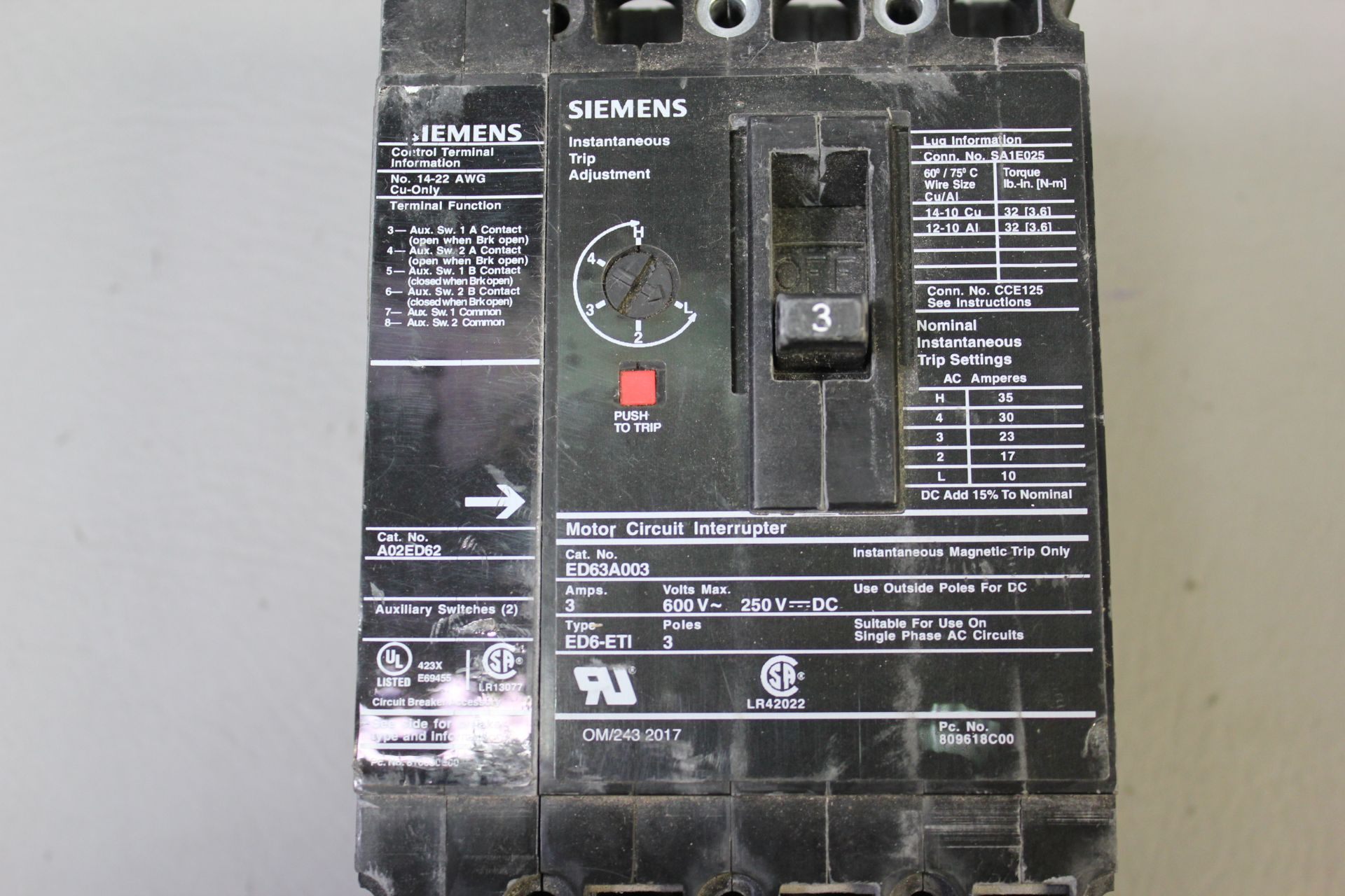 SIEMENS 30A CIRCUIT BREAKER WITH ACCESSORY - Image 5 of 5