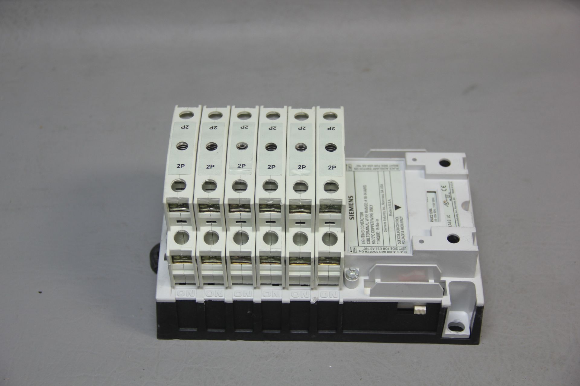 SIEMENS LIGHTING CONTACTOR WITH 6 MODULES