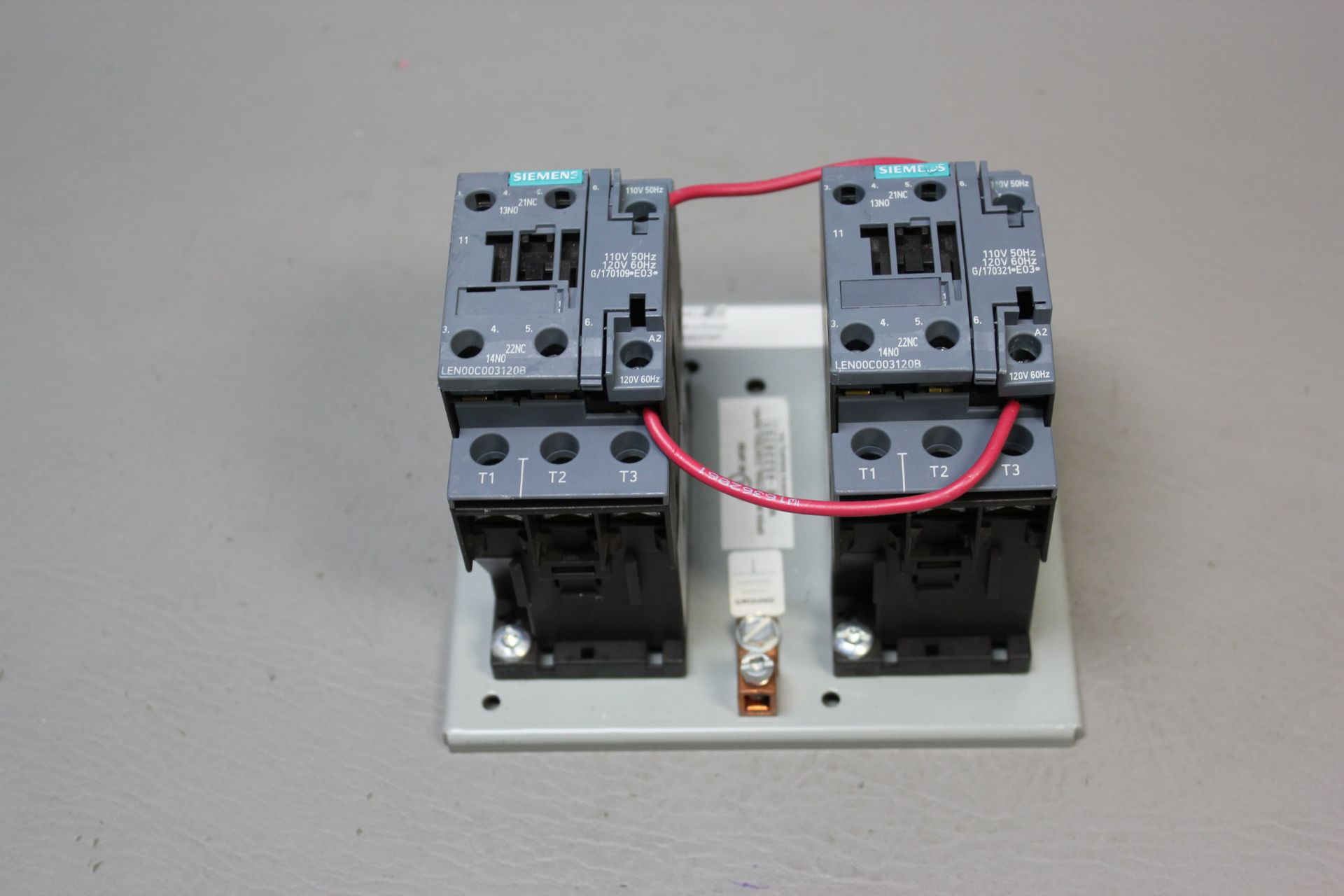 UNUSED SIEMENS ELECTRICALLY HELD LIGHTING CONTACTOR