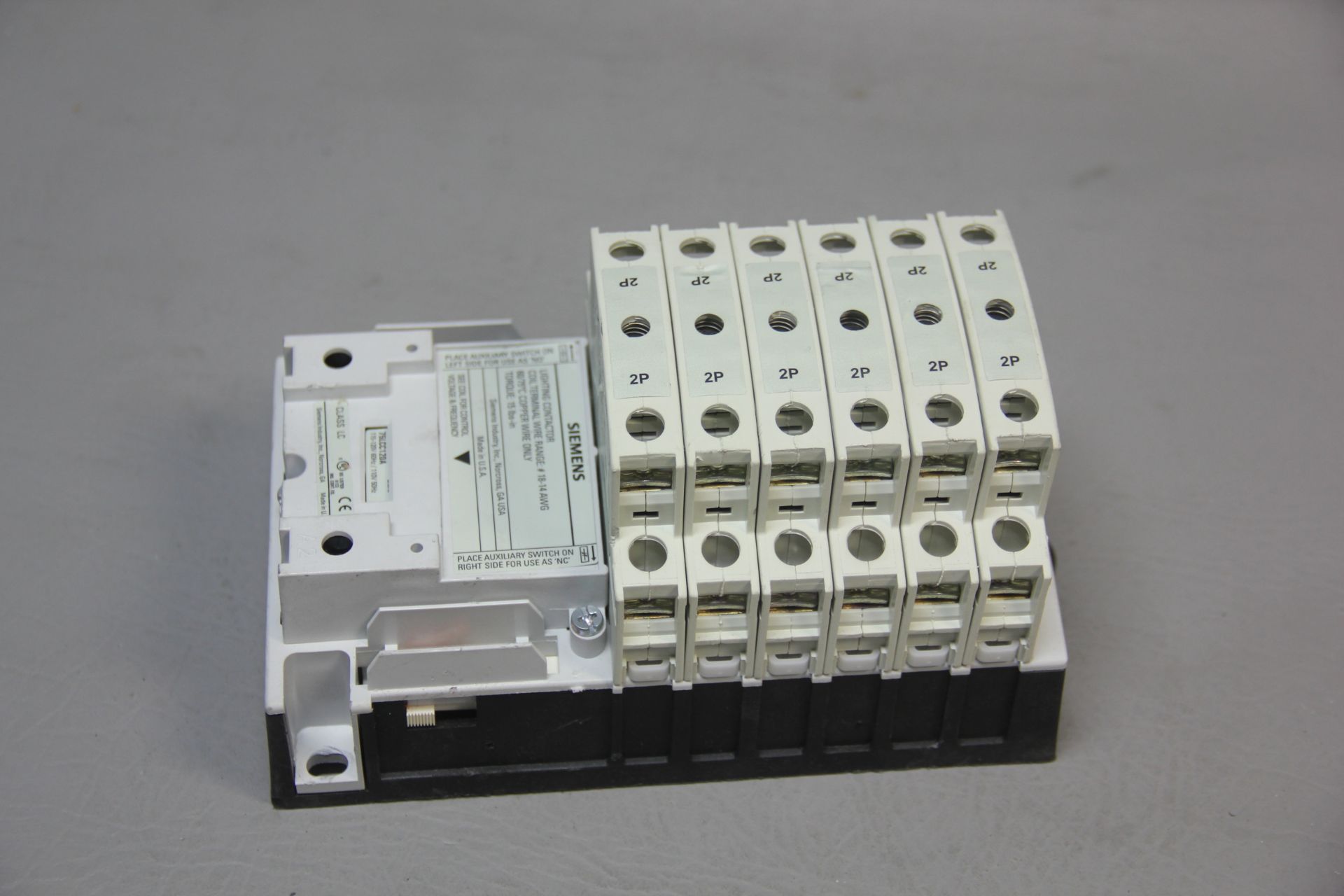 SIEMENS LIGHTING CONTACTOR WITH 6 MODULES