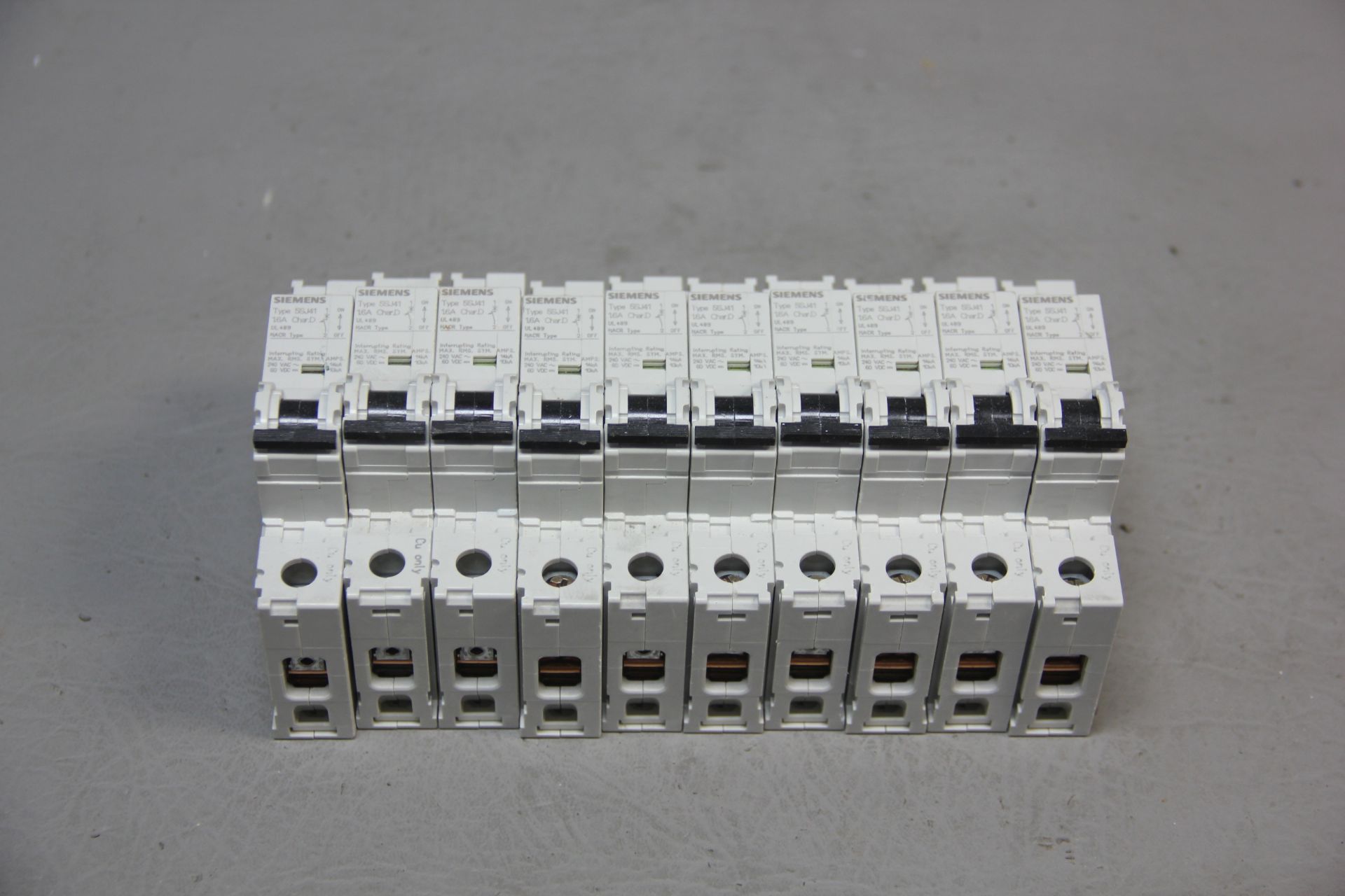 LOT OF UNUSED SIEMENS CIRCUIT BREAKERS