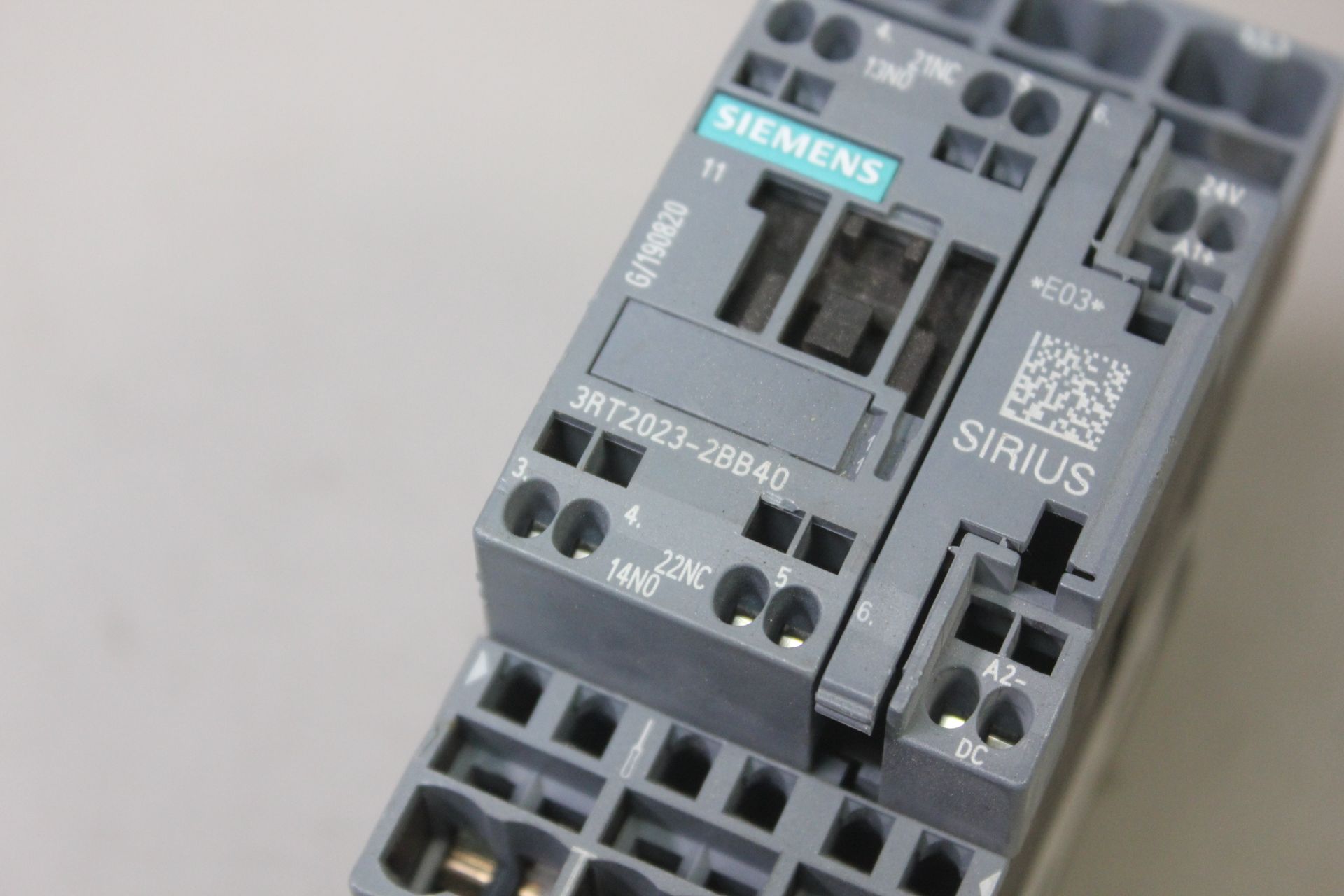 SIEMENS CONTACTOR WITH AUX CONTACT - Image 2 of 4