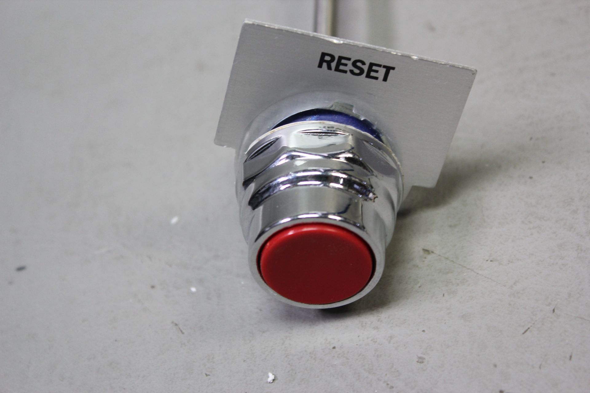 UNUSED SIEMENS EXTENDED RED PUSHBUTTON OPERATOR - Image 2 of 4