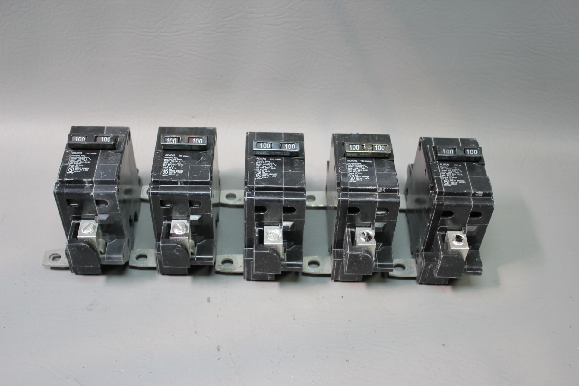 LOT OF 5 SIEMENS 100A CIRCUIT BREAKERS