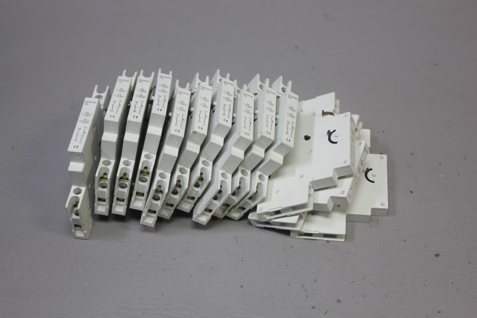 LOT OF 13 SIEMENS FAULT SIGNAL CONTACTS