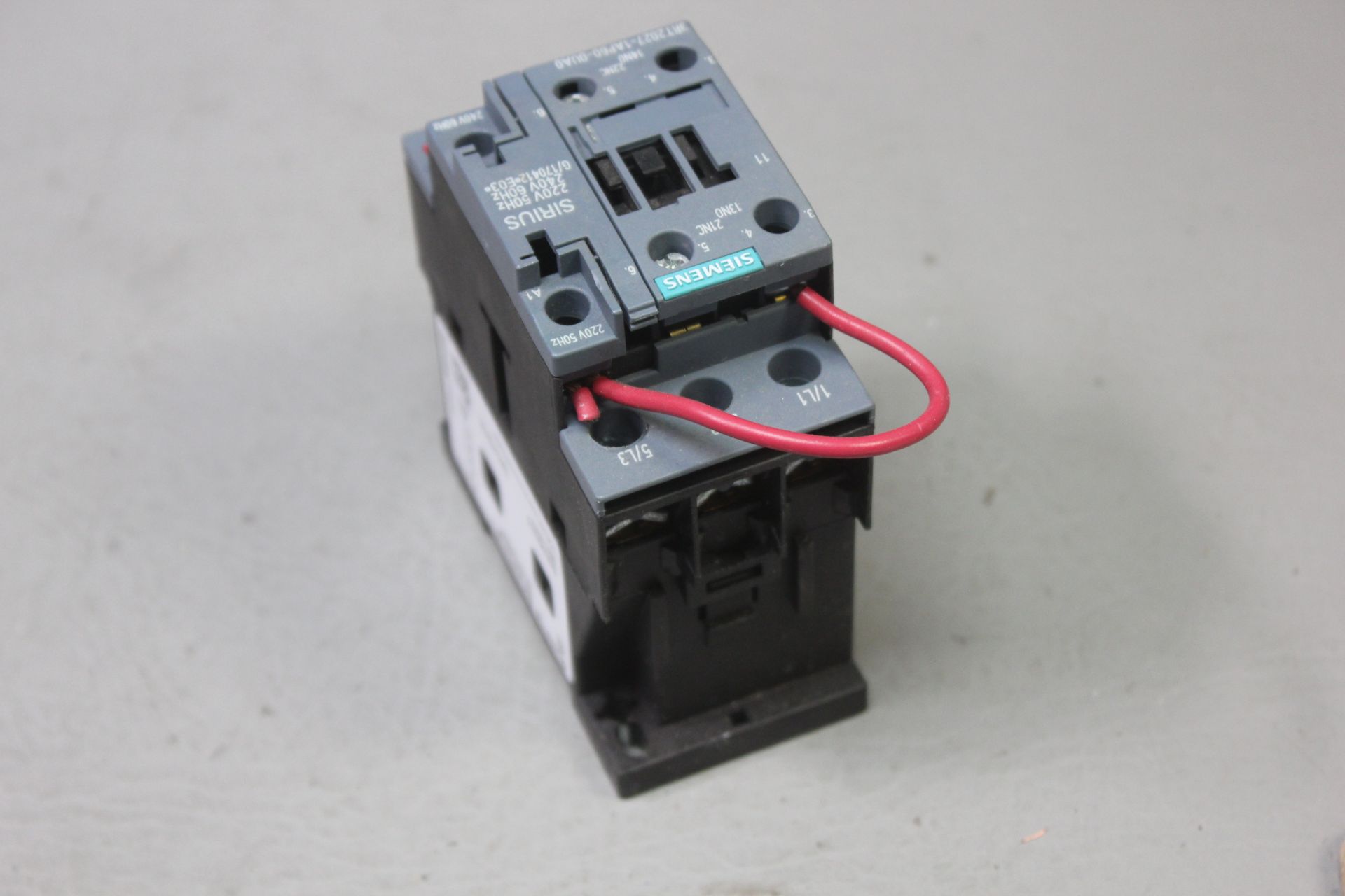 SIEMENS CONTACTOR WITH AUX CONTACT - Image 3 of 4