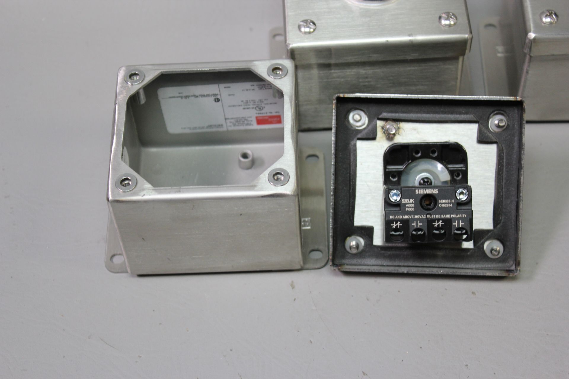 LOT OF 3 SIEMENS SELECTOR SWITCHES IN ENCLOSURES - Image 3 of 4