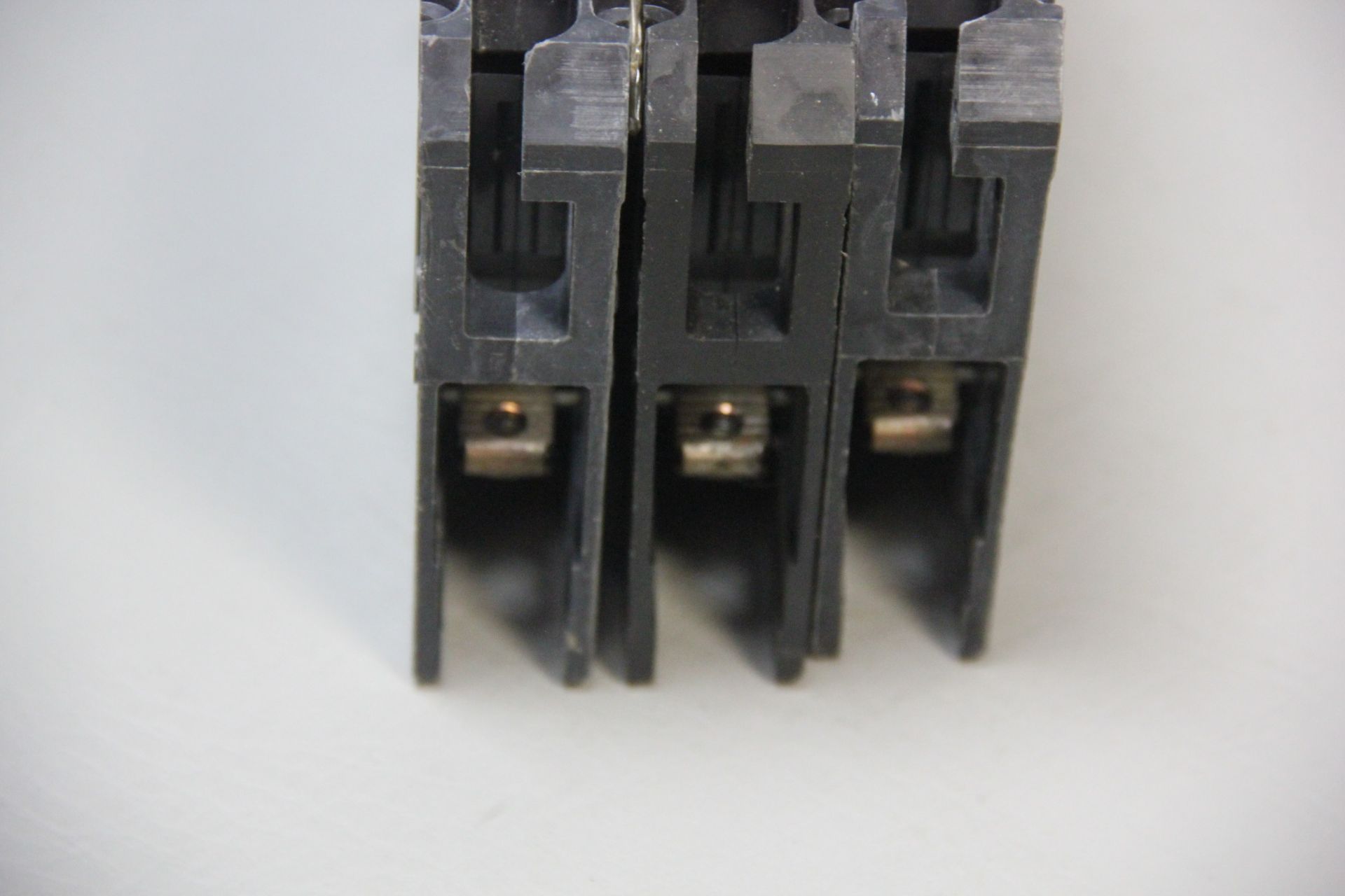 3 UNUSED SIEMENS 70A CIRCUIT BREAKERS - Image 3 of 4