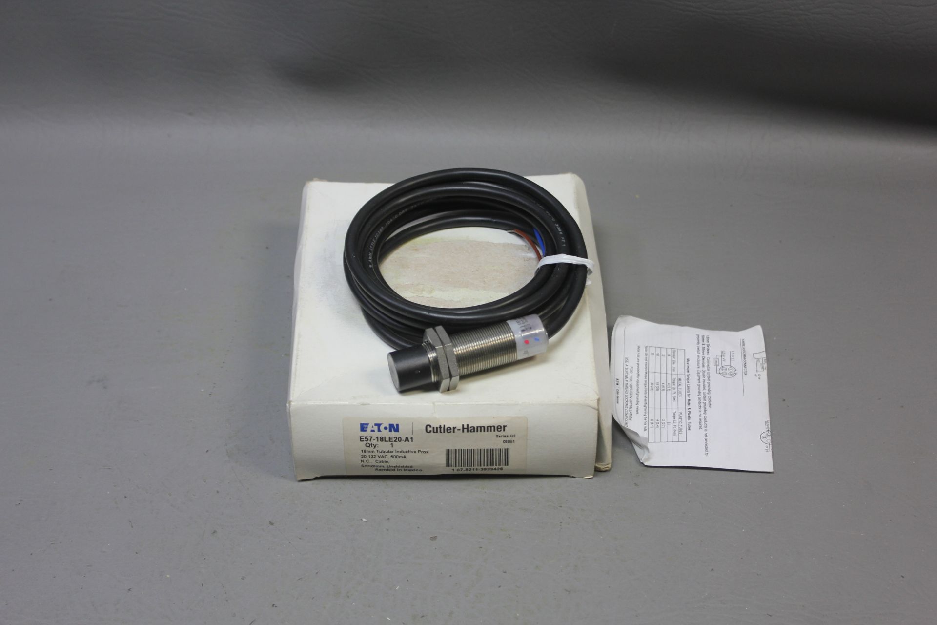 NEW CUTLER HAMMER INDUCTIVE PROXIMITY SENSOR