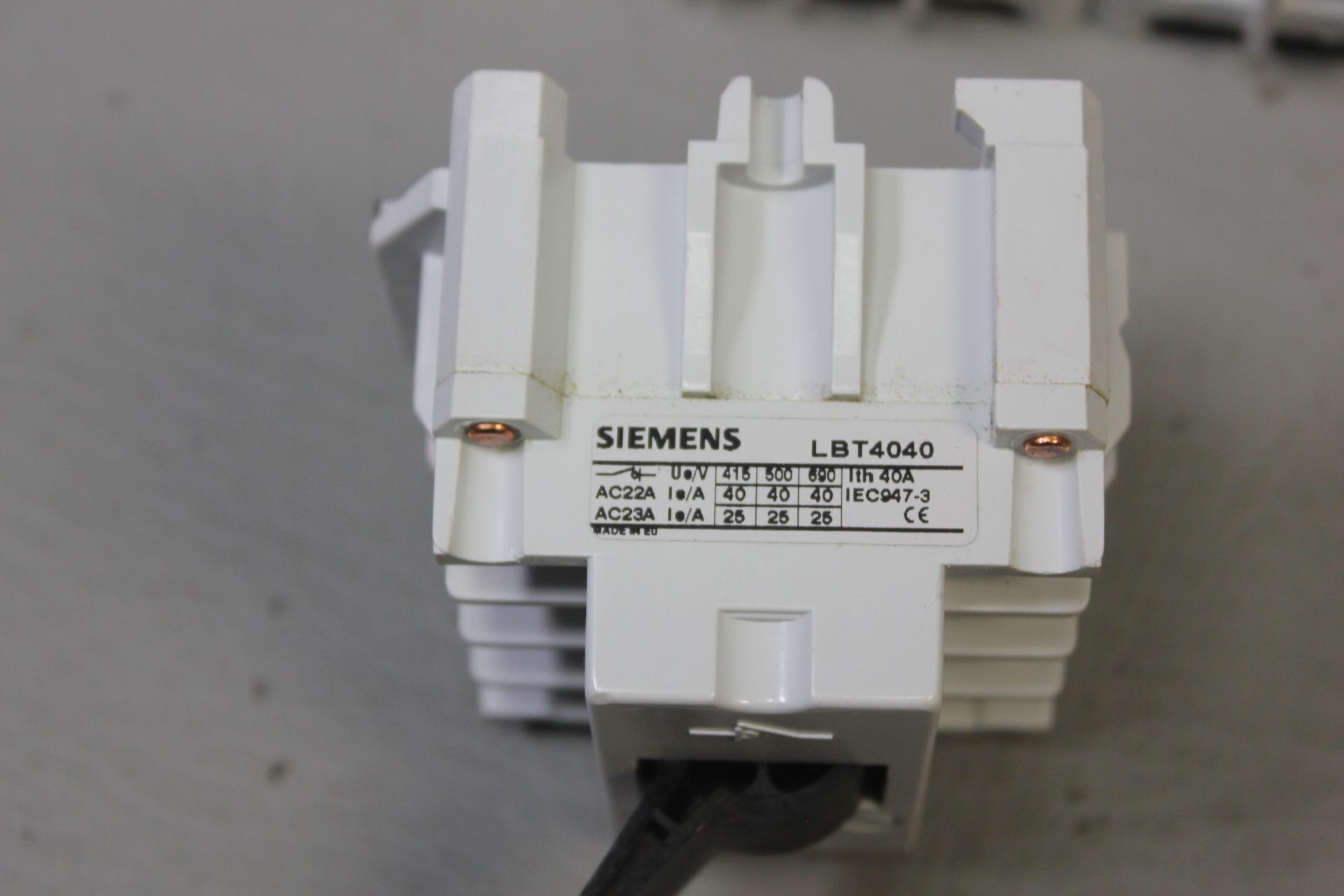 LOT OF 5 UNUSED SIEMENS DOOR MOUNTED DISCONNETS - Image 4 of 5