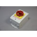 UNUSED SIEMENS MASTER/EMERGENCY STOP SWITCH IN ENCLOSURE